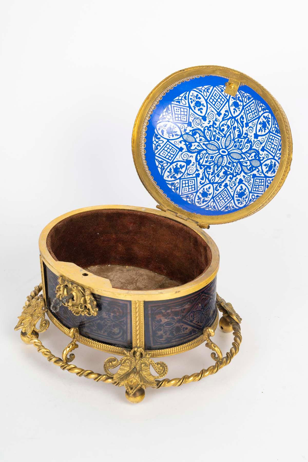 Box, Engraved Blue Crystal Box, Napoleon III Period, 19th Century. For Sale 2