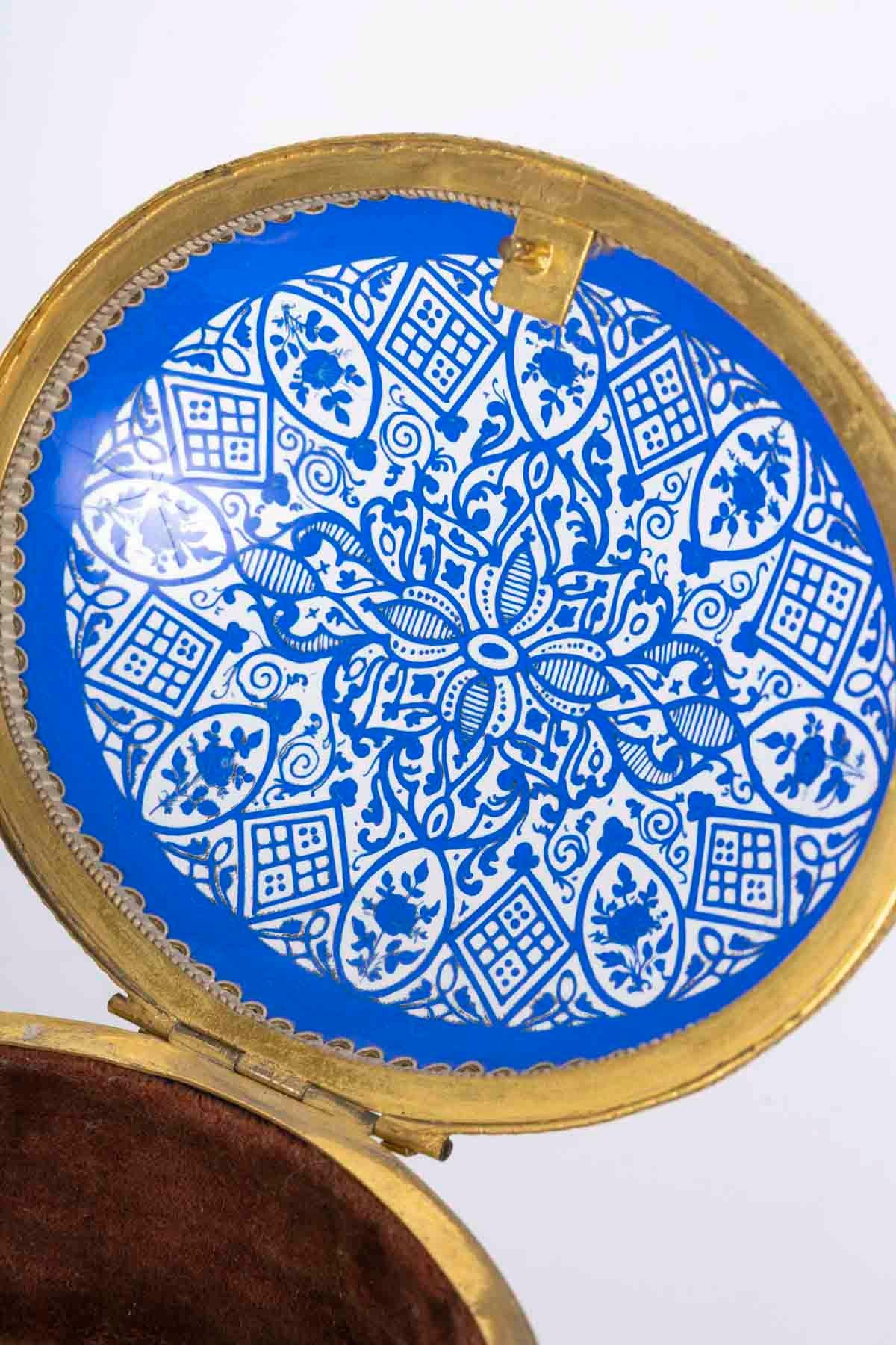 Box, Engraved Blue Crystal Box, Napoleon III Period, 19th Century. For Sale 3