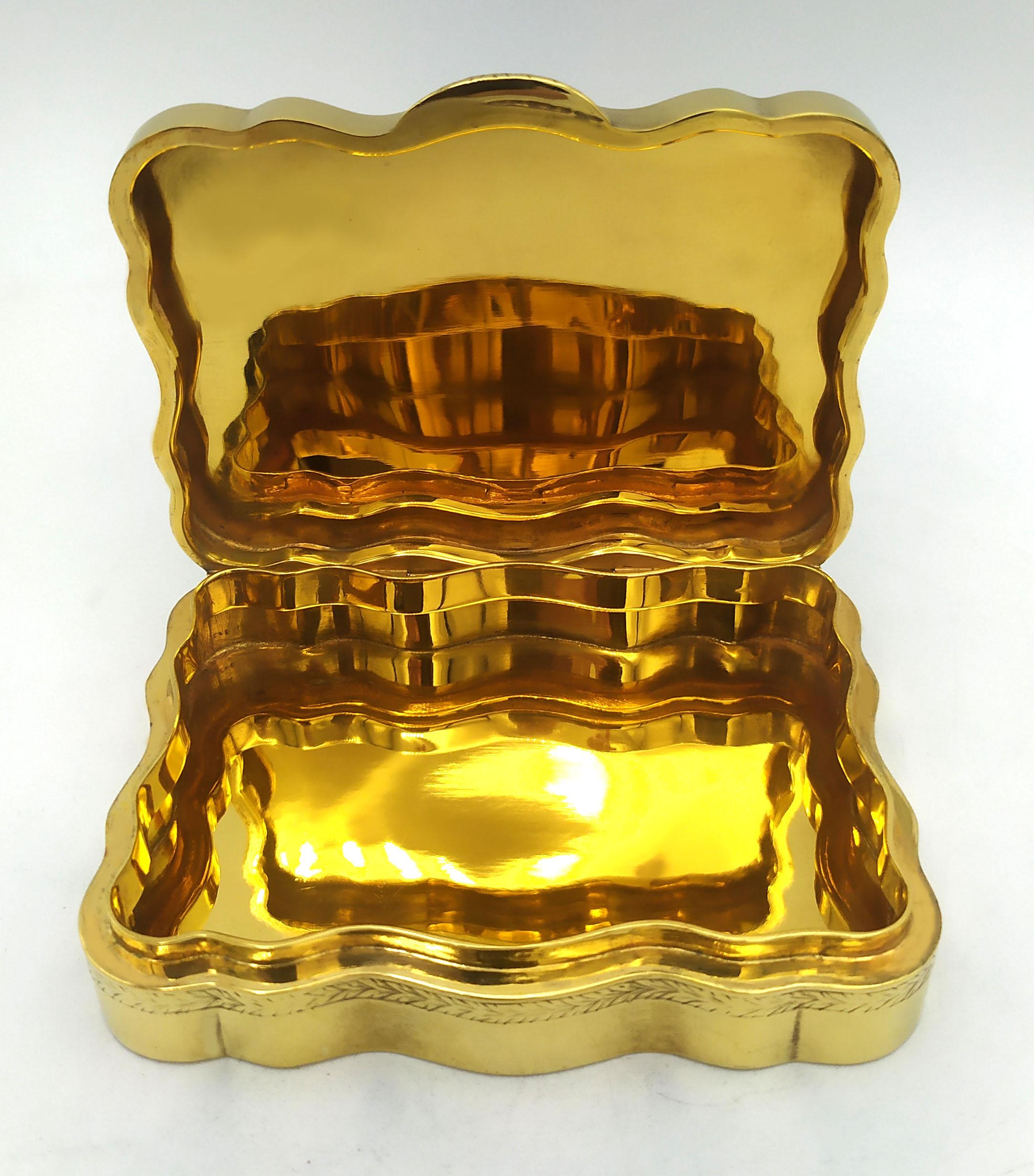 Caja grabada en la tapa y miniatura floral pintada a mano Salimbeni Imperio en venta