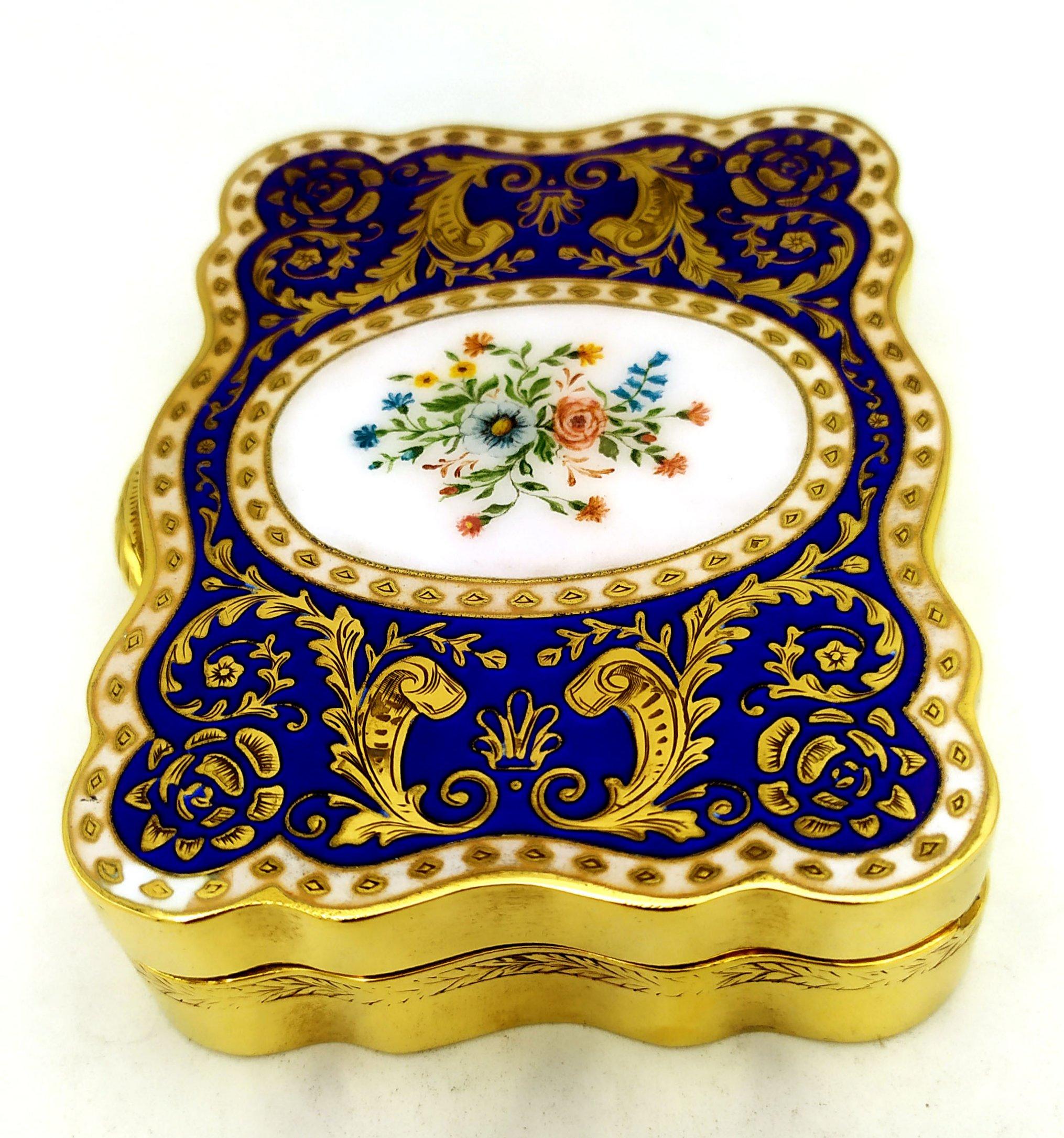 Italian Box engraving on the lid and hand-painted floral miniature Salimbeni  For Sale