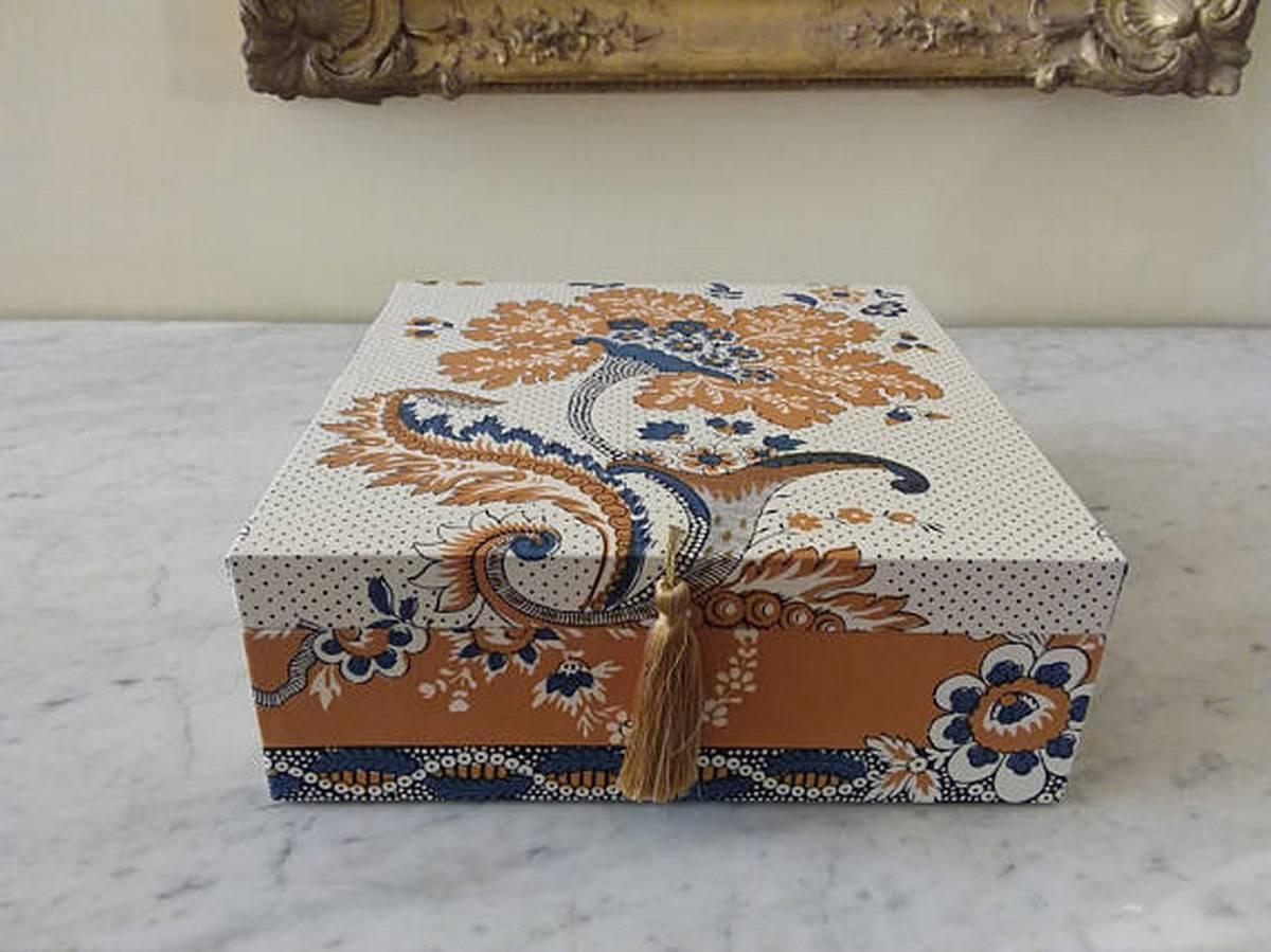 Beautiful Box for Hermès Scarves

The size of this box is ideal for storing 90 cm Hermès carrés and other scarves.

Made of Wood Cardboard and Cotton Canvas

Covered with fabric 