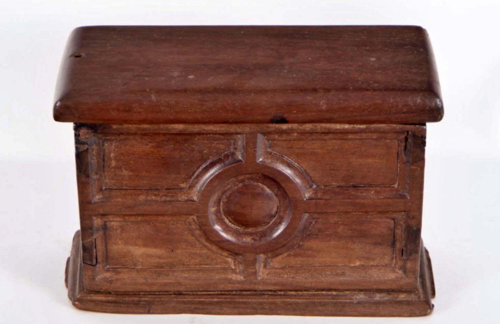 Box for the Holy Oils, Spanish school of the 17th century
In wood. Box measurements: 15 x 22 x 8 cm
good condition.