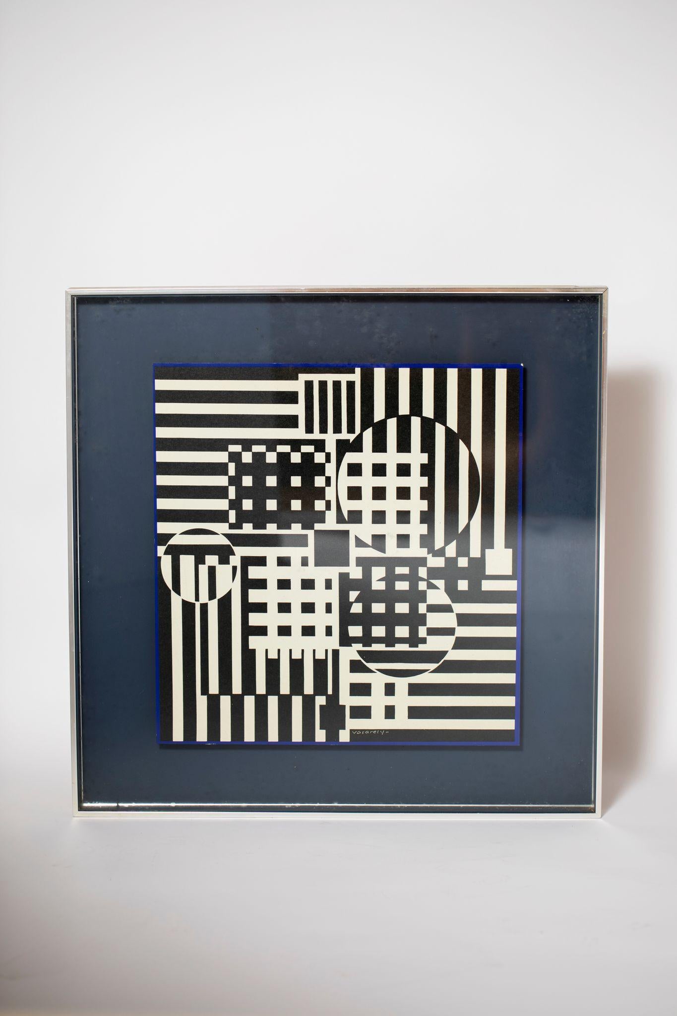 Boîte encadrée d'une estampe géométrique de Victor Vasarely, signée.

Cadre original en acier inoxydable brossé.