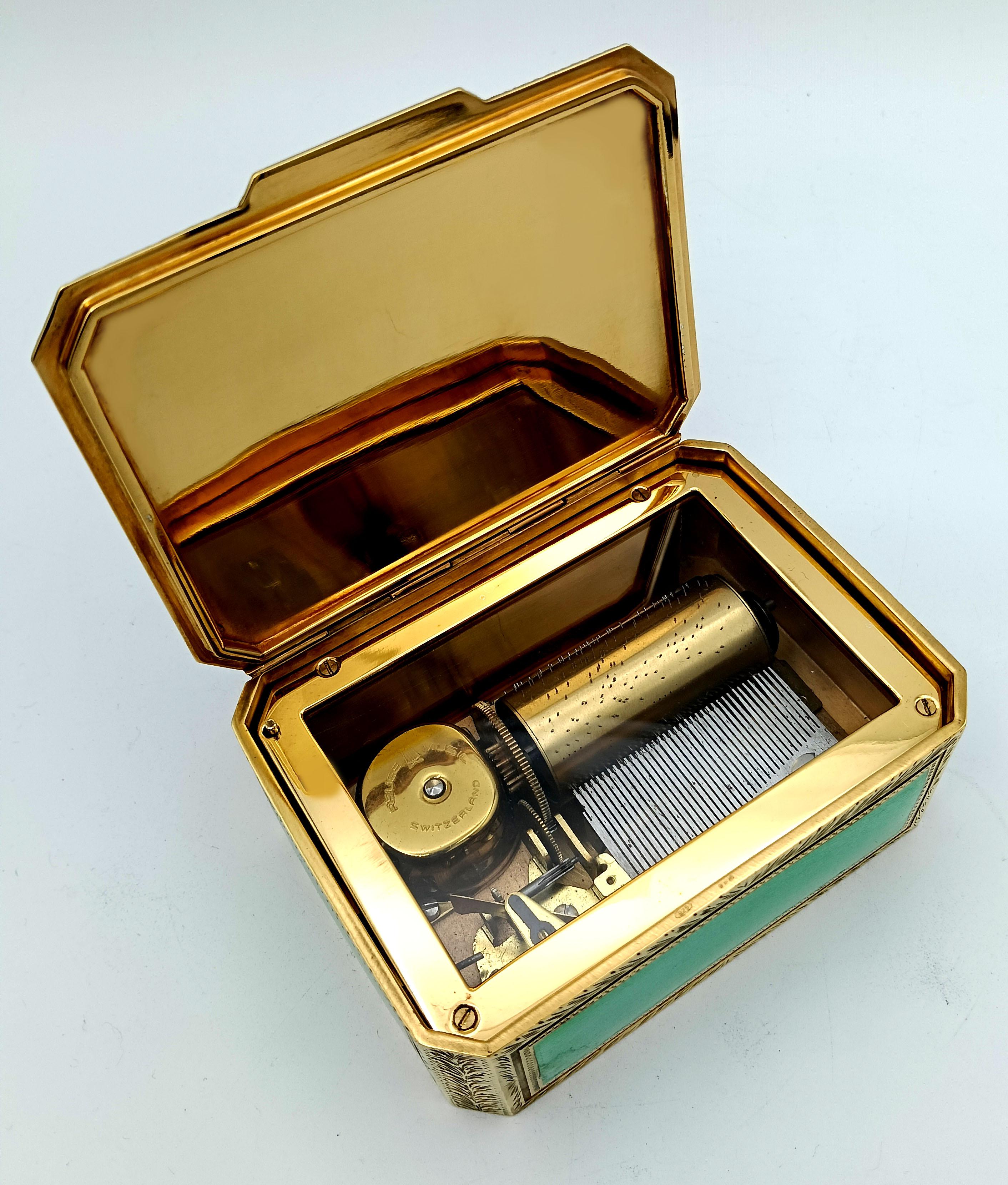 Boîte miniature peinte à la main sur guillochage et mouvement musical par Reuge S.A. à l'intérieur en vente 1