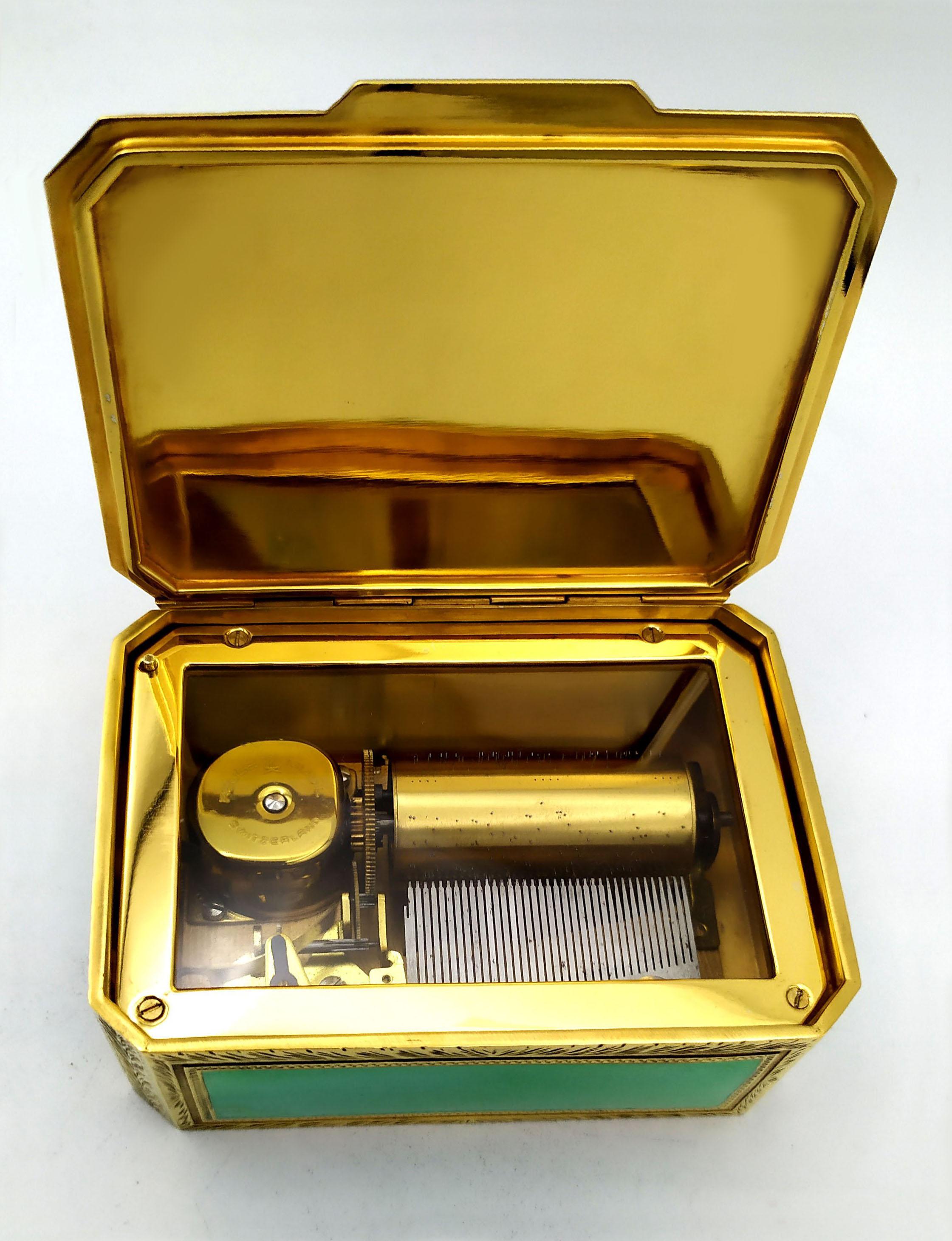 Boîte miniature peinte à la main sur guillochage et mouvement musical par Reuge S.A. à l'intérieur en vente 11