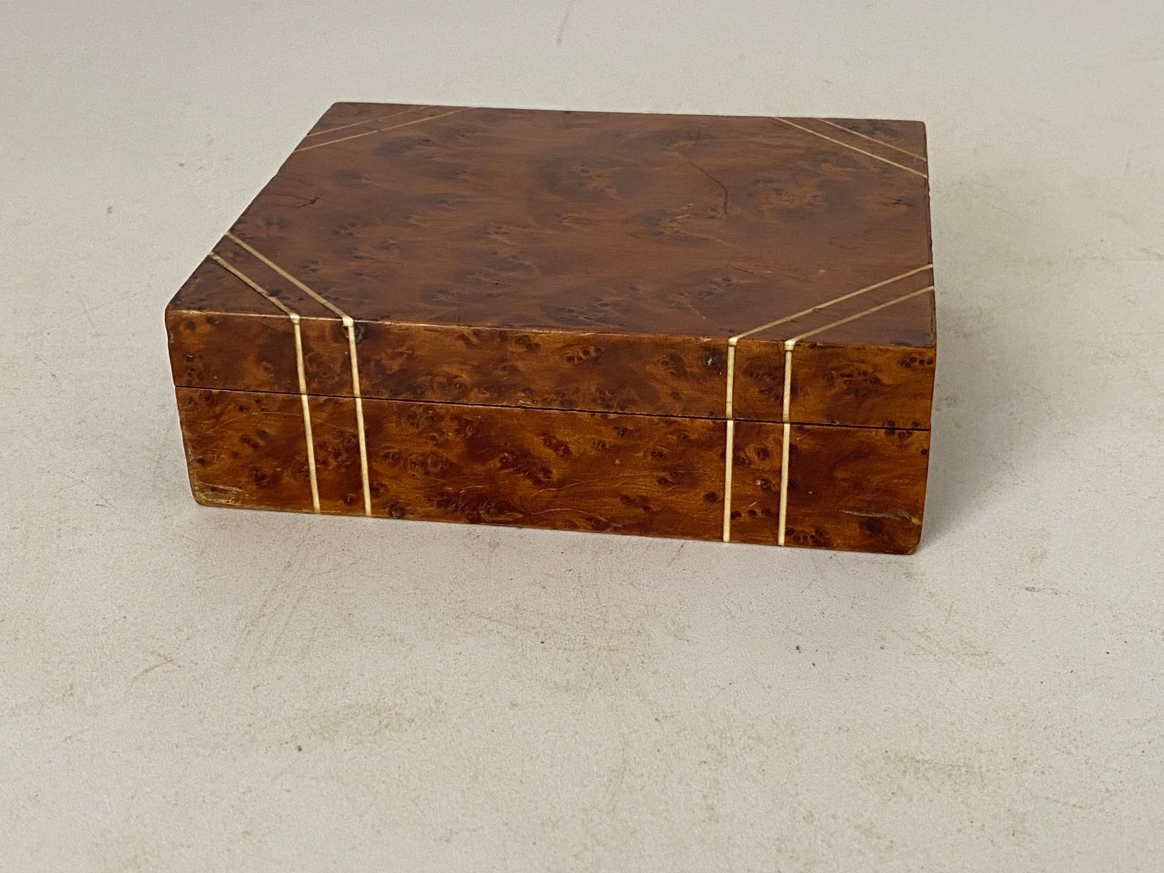 XIXe siècle Boîte en bois lustré et laiton de couleur Brown France 19e siècle en vente
