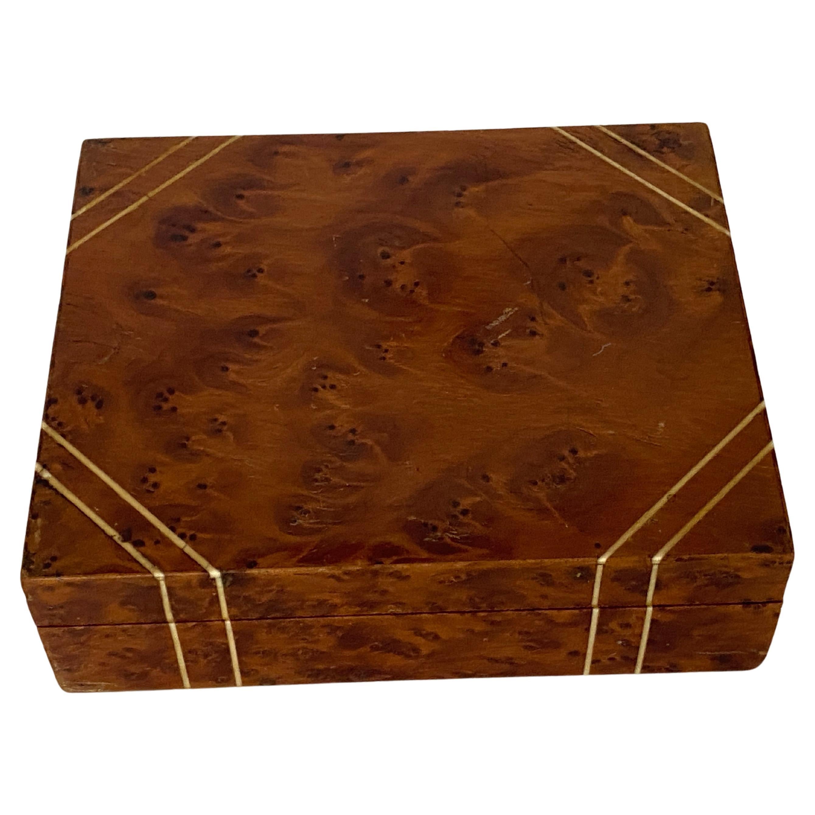 Boîte en bois lustré et laiton de couleur Brown France 19e siècle