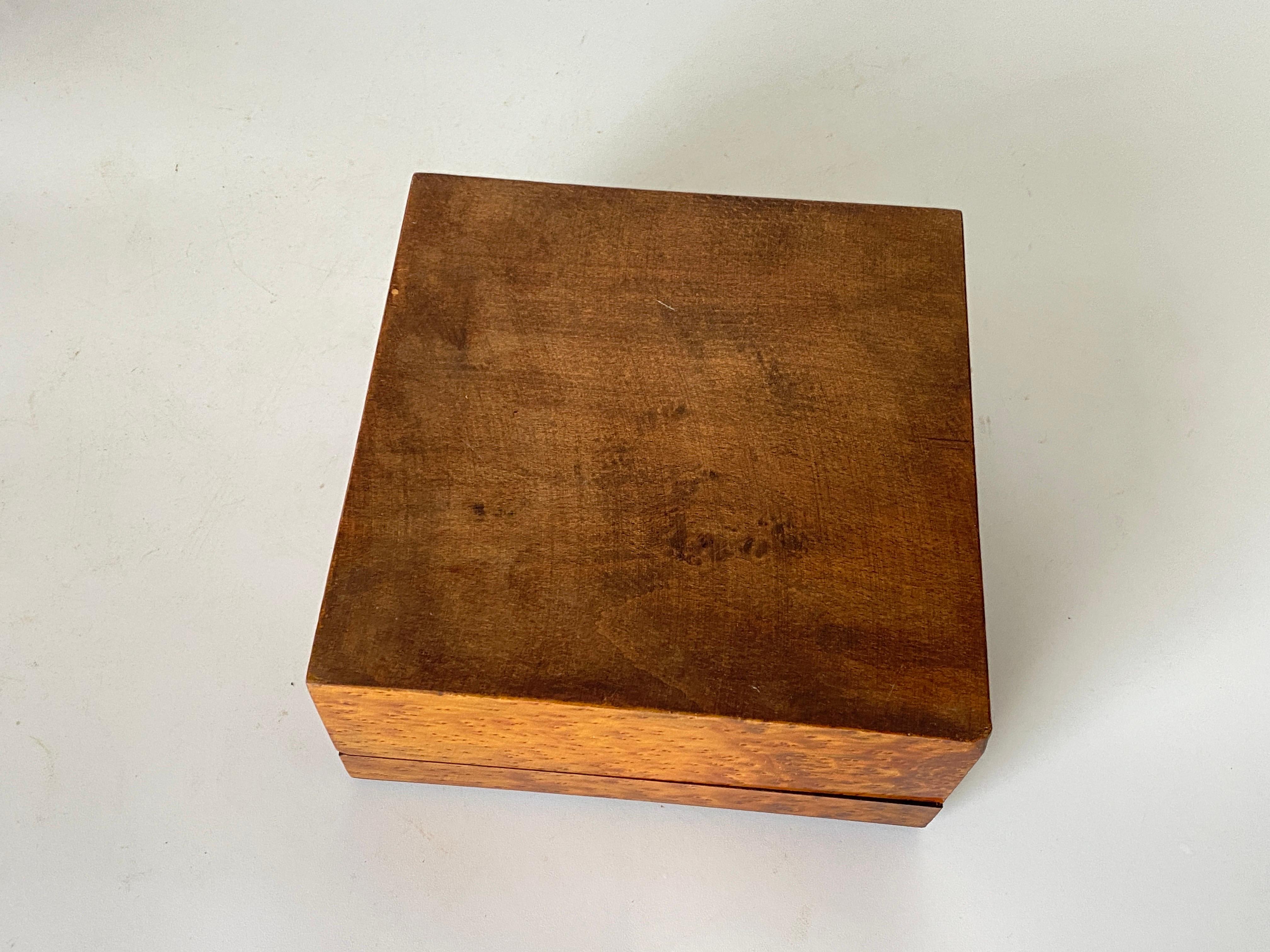 This box is in burl wood. It has been made in France in the 1870s. The color is brown, and it is in an good condition. 
Black silk in the inside.
Coat of arms on the top of the lid.