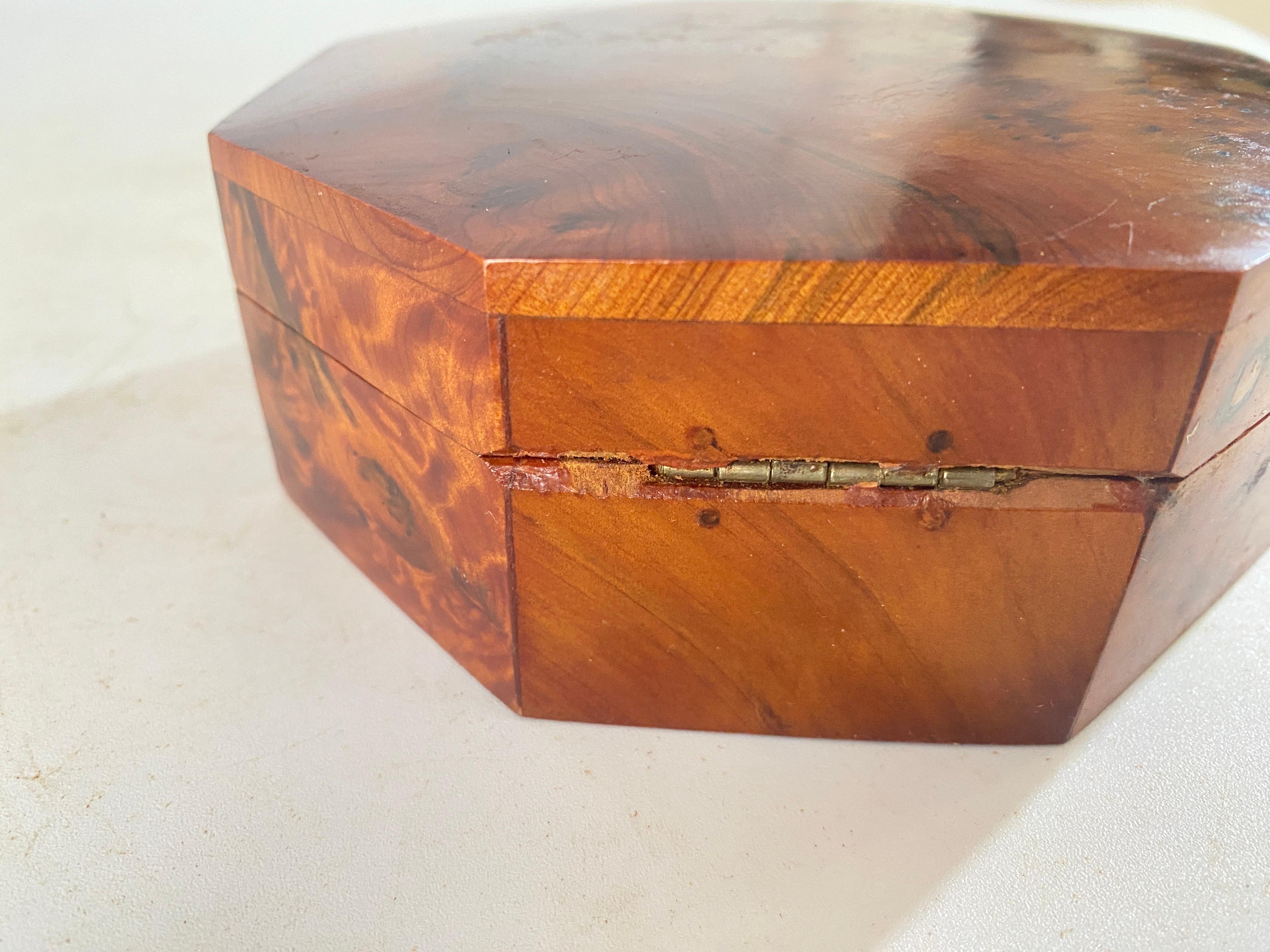 Schachtel aus gemasertem Holz, braune Farbe, Frankreich, 20. Jahrhundert im Angebot 4