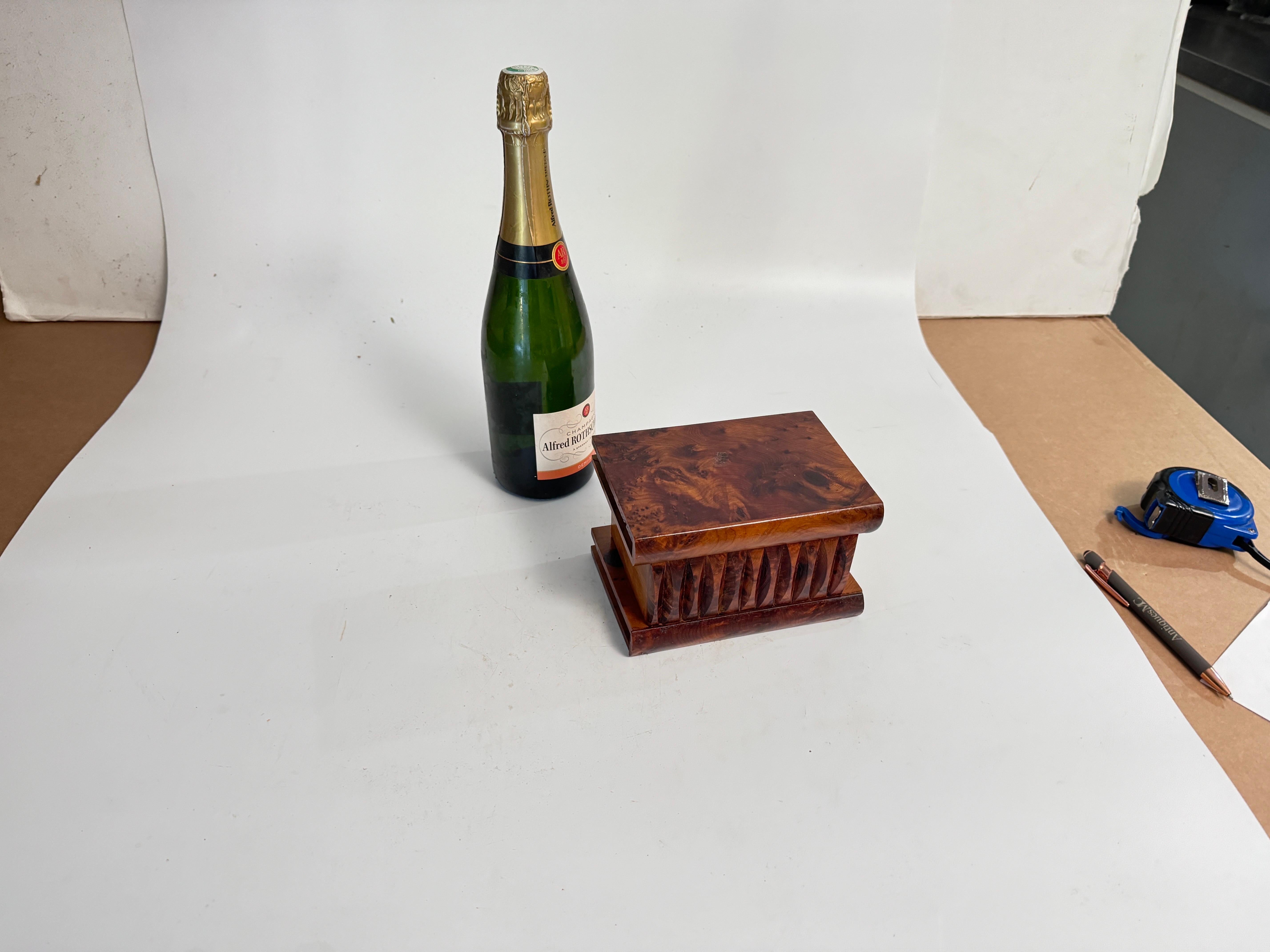 Schachtel aus gemasertem Holz, braune Farbe, Frankreich, 20. Jahrhundert (Hollywood Regency) im Angebot