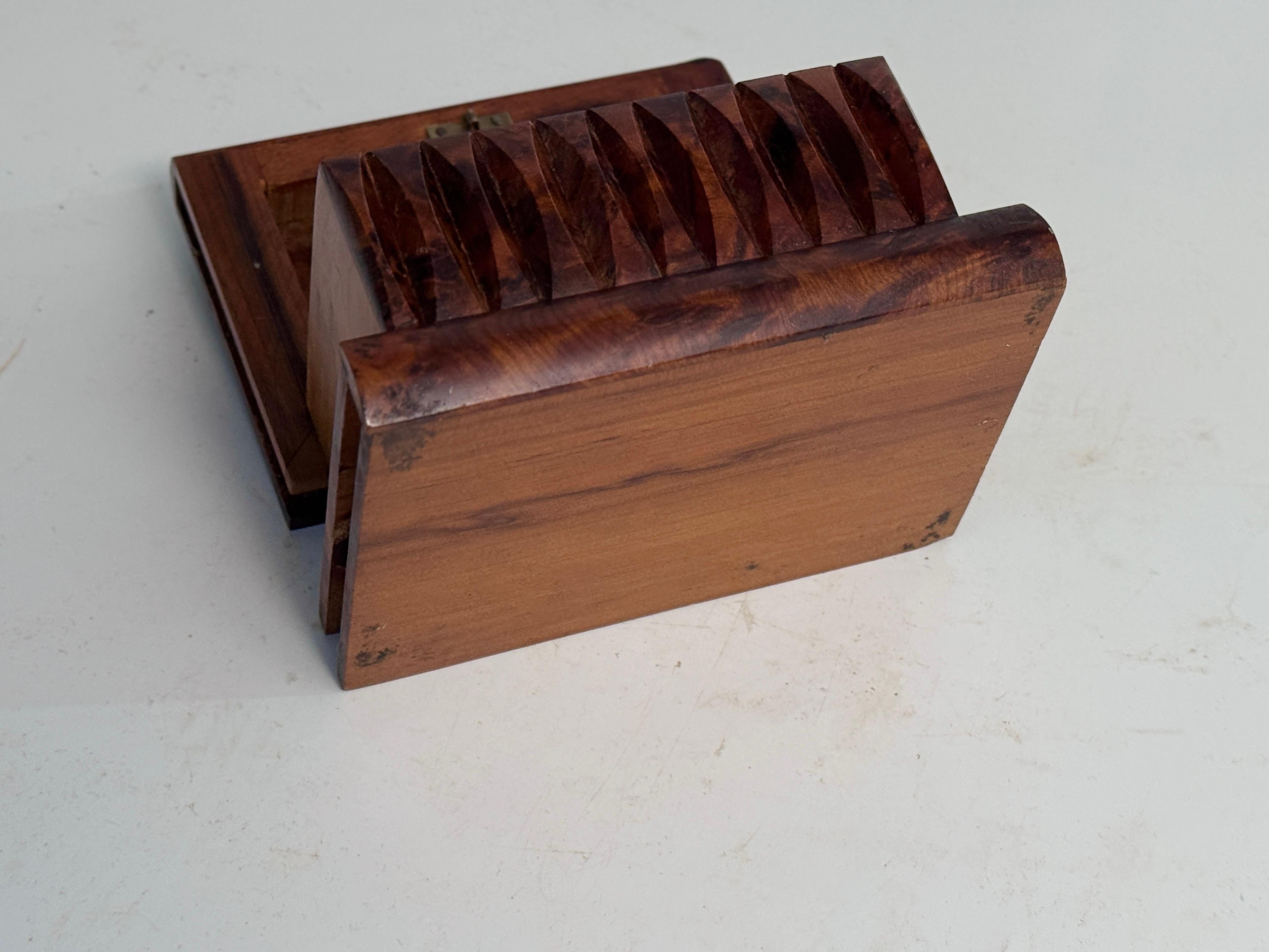 Schachtel aus gemasertem Holz, braune Farbe, Frankreich, 20. Jahrhundert im Zustand „Gut“ im Angebot in Auribeau sur Siagne, FR