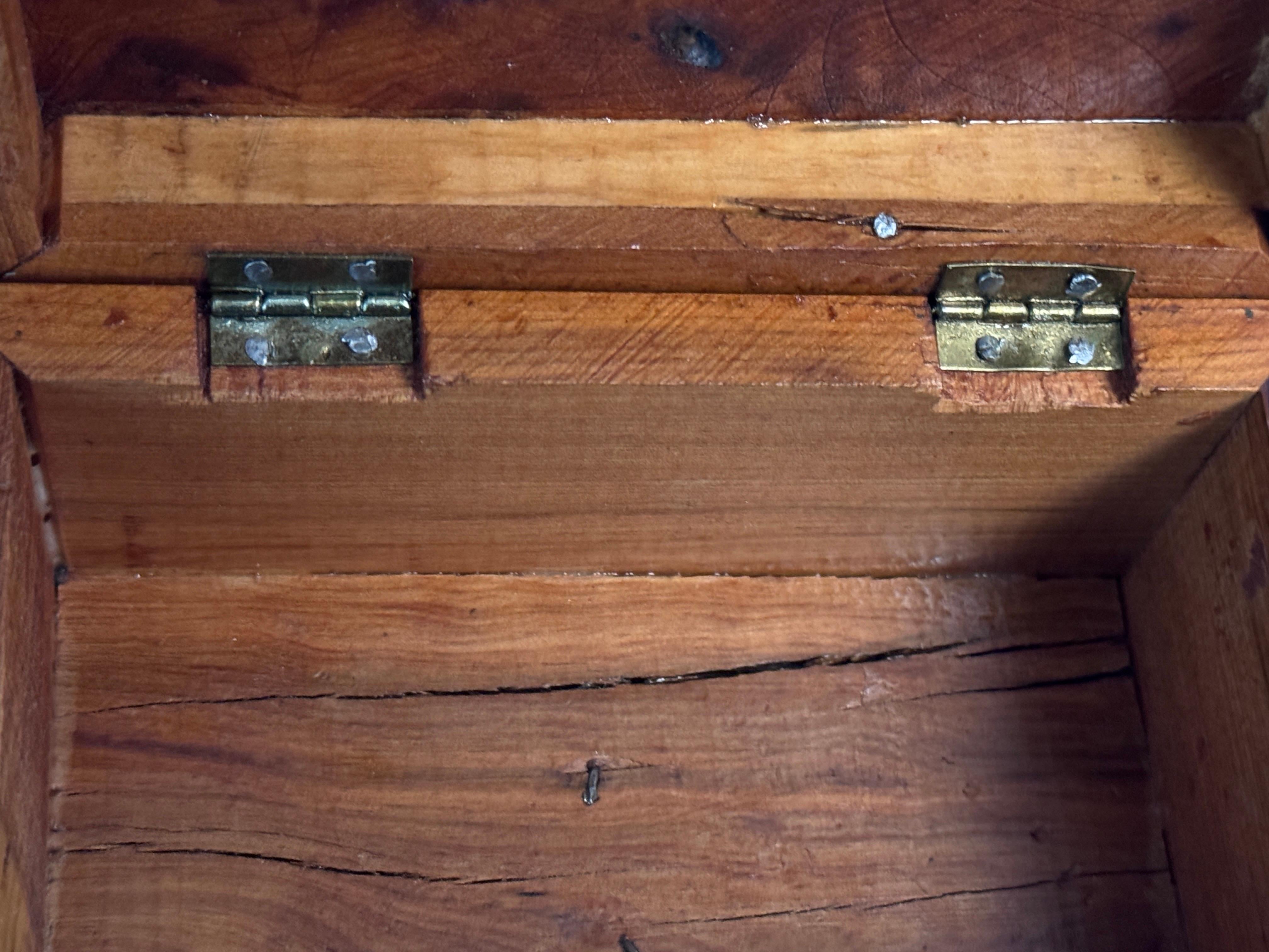 Schachtel aus gemasertem Holz, braune Farbe, Frankreich, 20. Jahrhundert (Ende des 20. Jahrhunderts) im Angebot