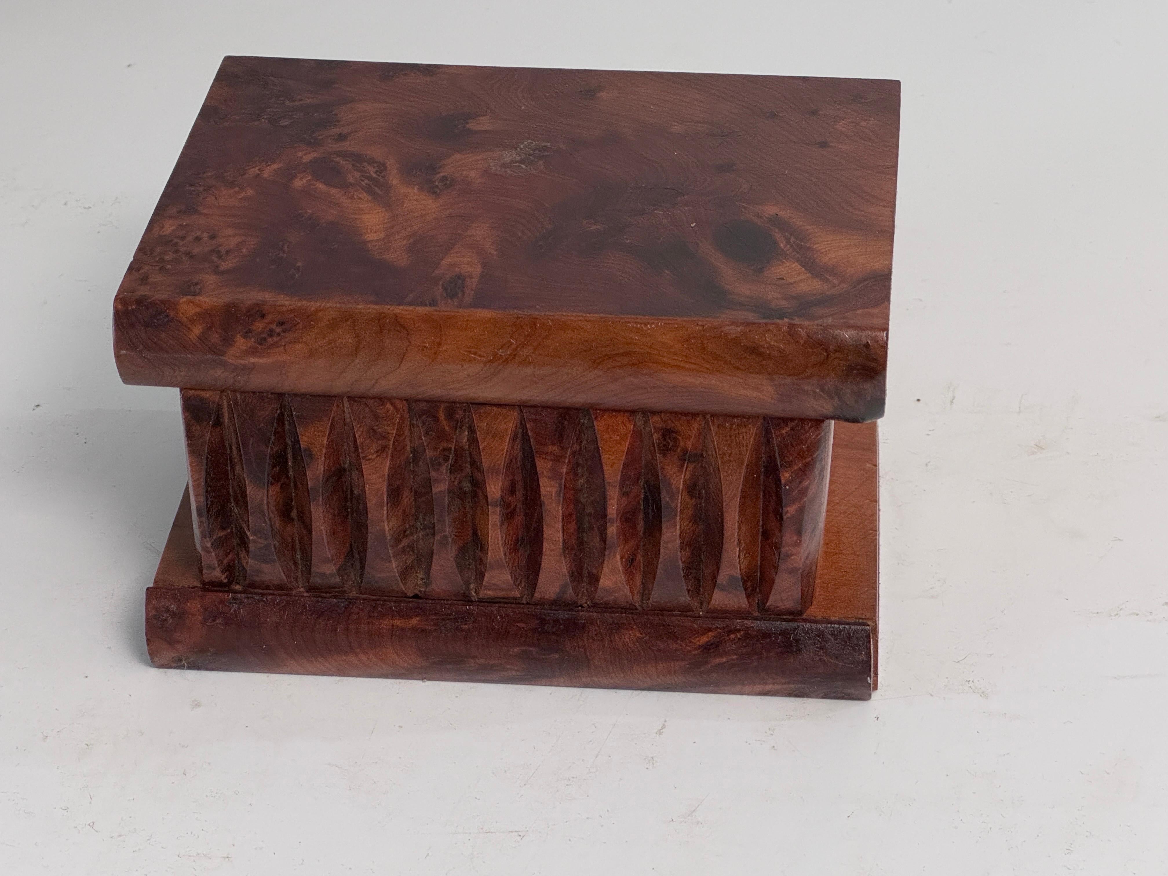 Schachtel aus gemasertem Holz, braune Farbe, Frankreich, 20. Jahrhundert im Angebot 2
