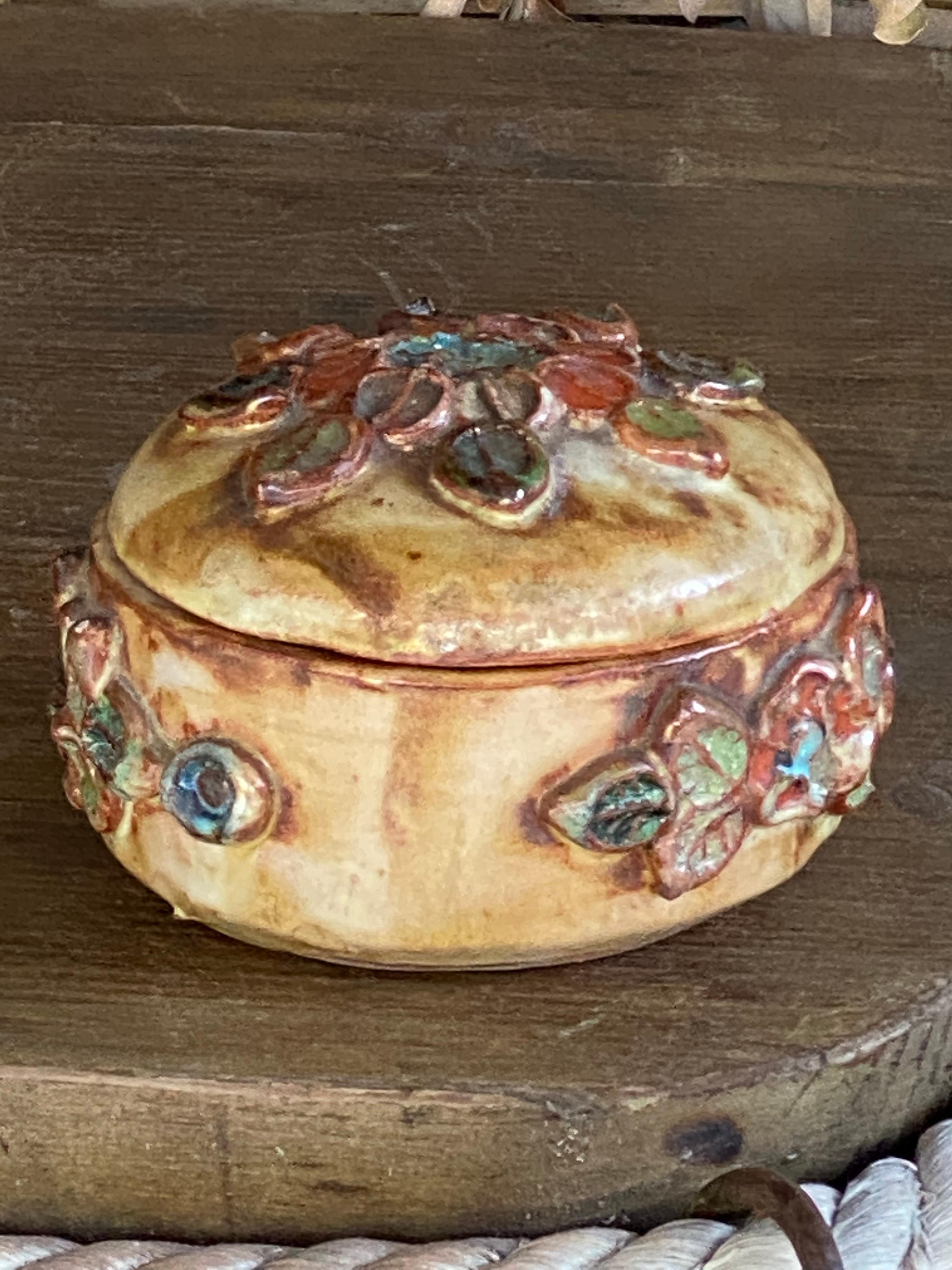 This jewelry box, can be used as a vide poche too. It is in ceramic, and has been done in France in the 1950's, by a French artist named François Lambo. It is in a very good condition.
