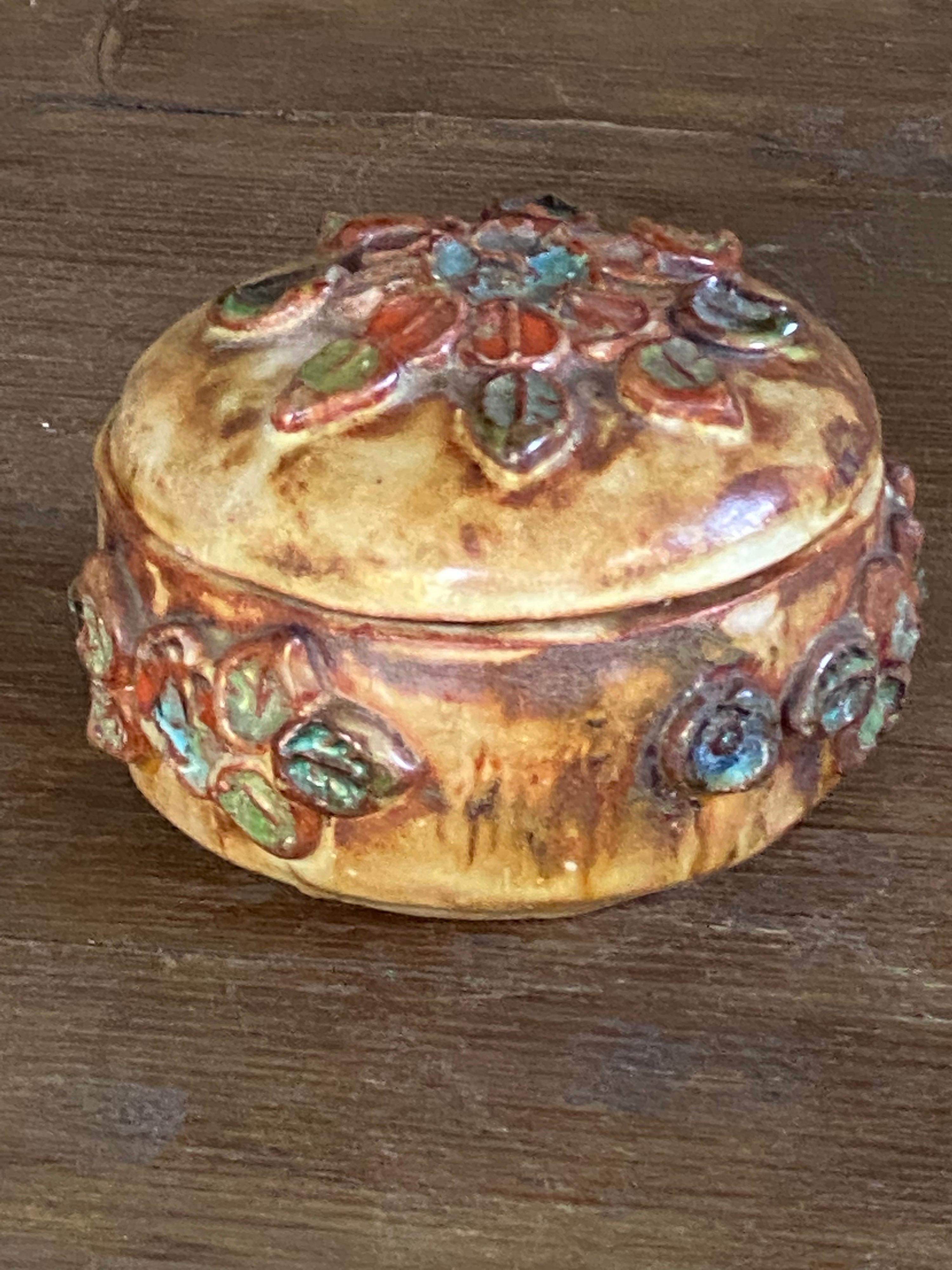 Box aus Keramik mit Blumendekor-Muster (Französisch) im Angebot