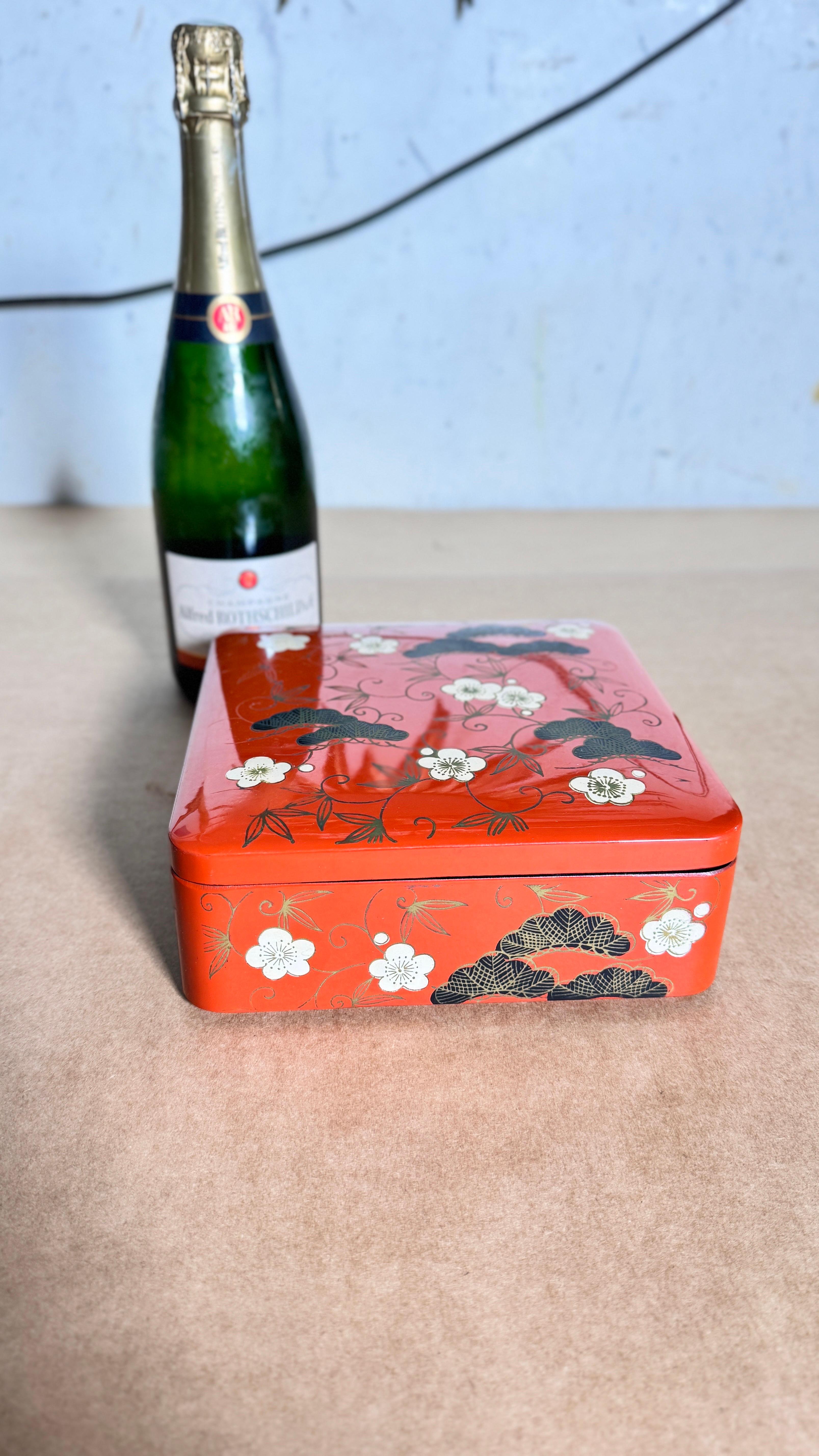 Box in Lacquered Wood, Vietnam 20th Century, Black and Orange -Red Color For Sale 5