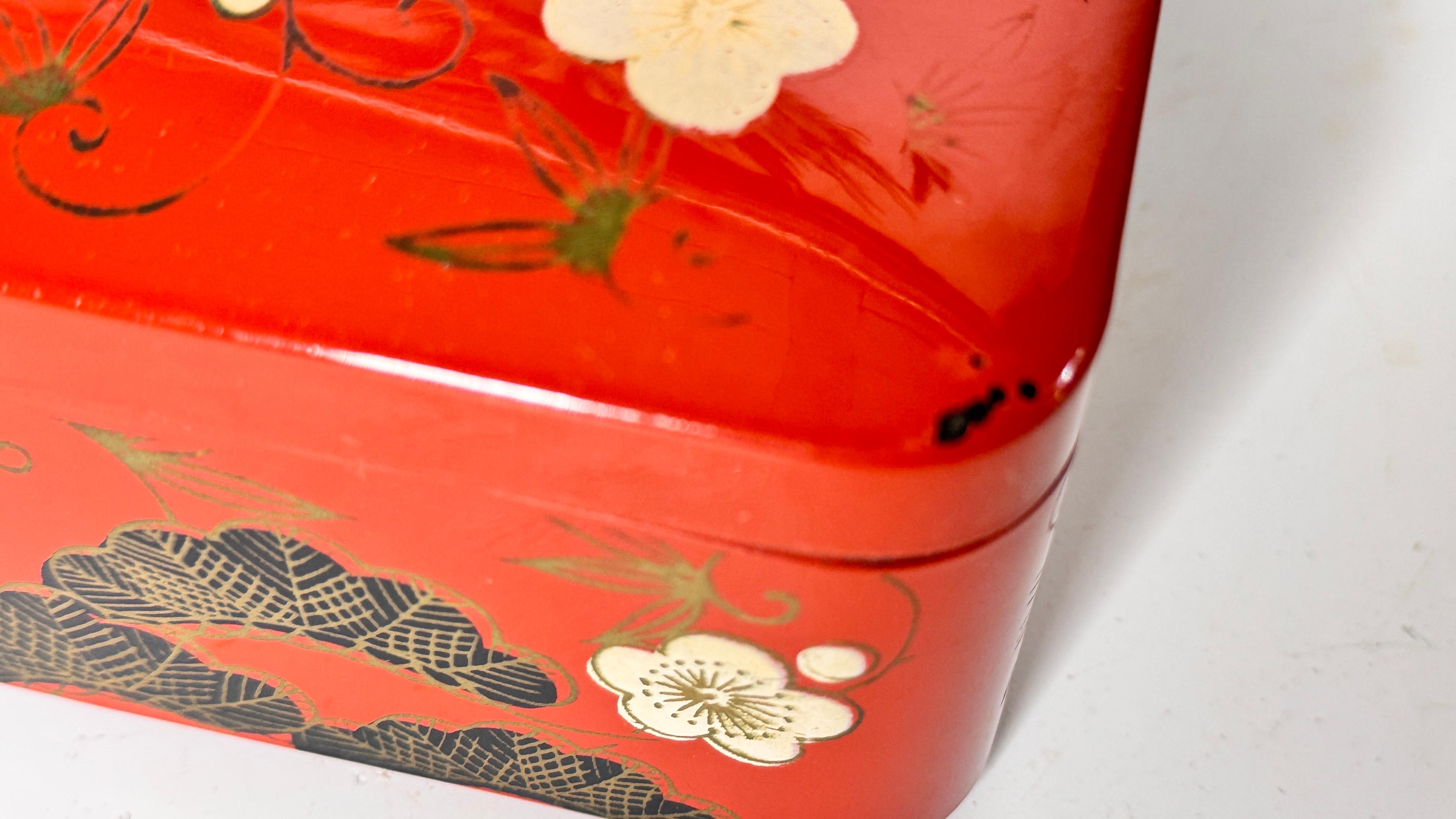 Box in Lacquered Wood, Vietnam 20th Century, Black and Orange -Red Color In Good Condition For Sale In Auribeau sur Siagne, FR