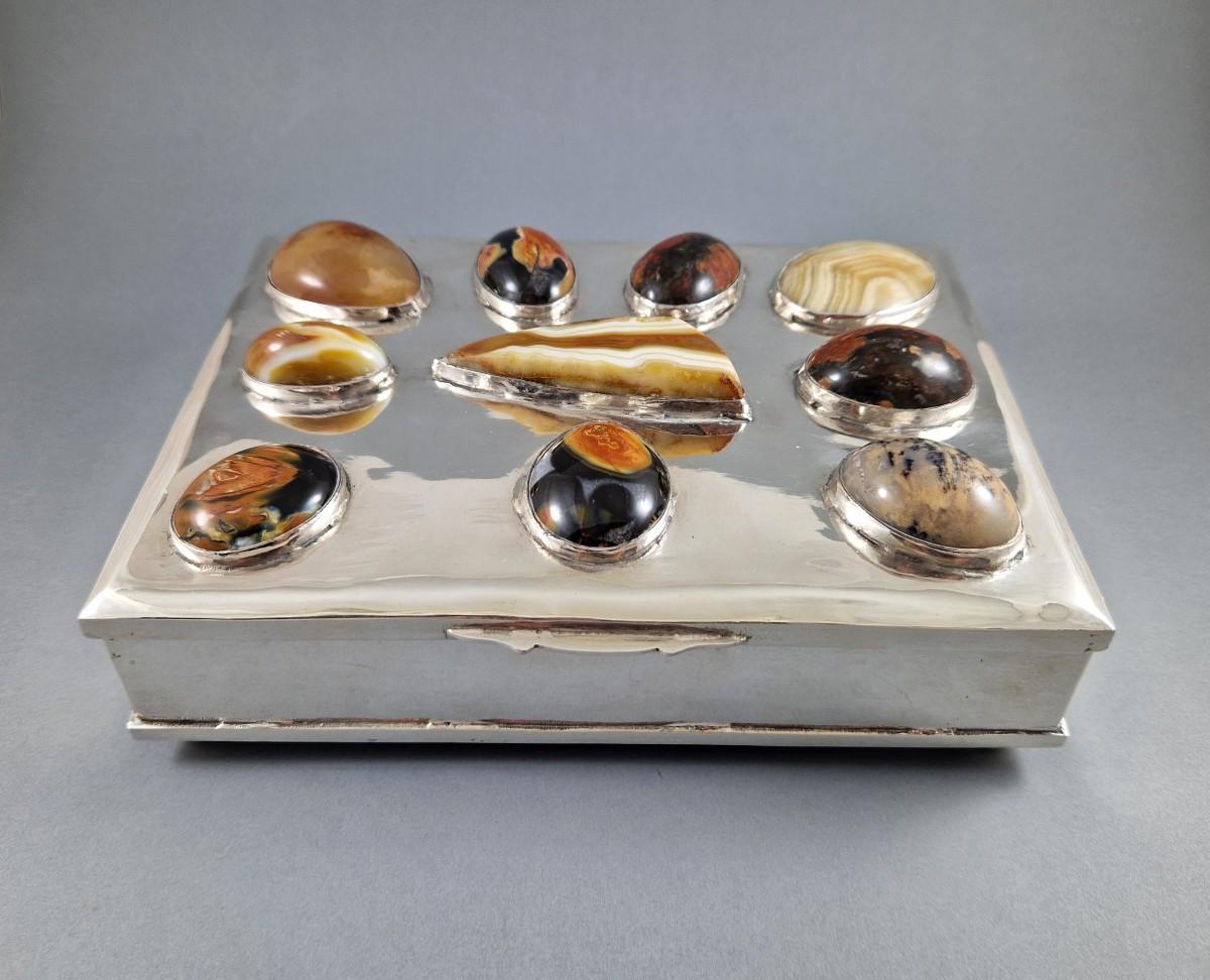Caja de plata de ley sobre cuatro pies de bola, la tapa engastada con nueve piedras duras
Trabajo en Sudamérica
Longitud: 22.2 cm
Anchura: 16.1 cm
Altura: 6.5 cm
Sello de plata 800
Peso: 1592 gramos