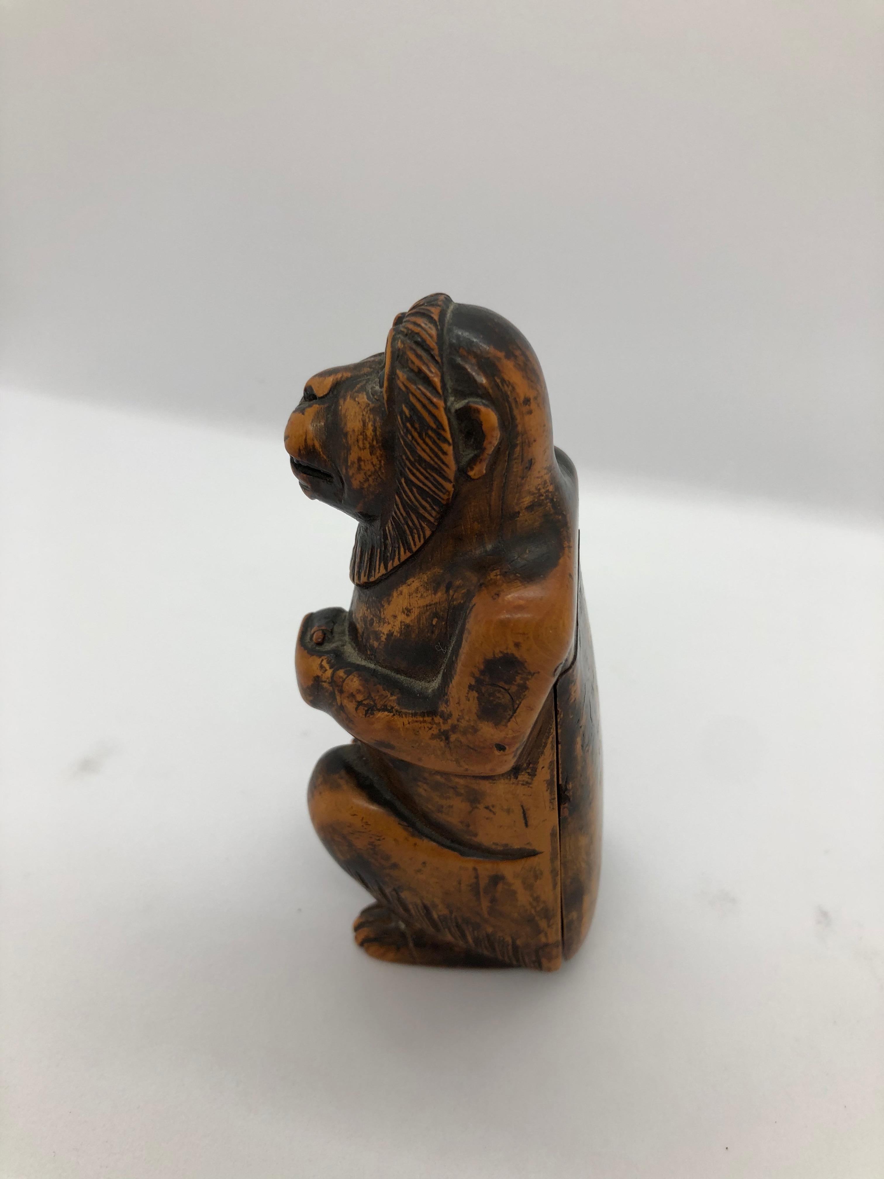 An unusual and interesting box in the shape of a monkey. Probably a snuffbox. Carved of wood and on the inside it’s veneered with a blank hard material, some kind of shell. Made in the late 18th or early 19th century.