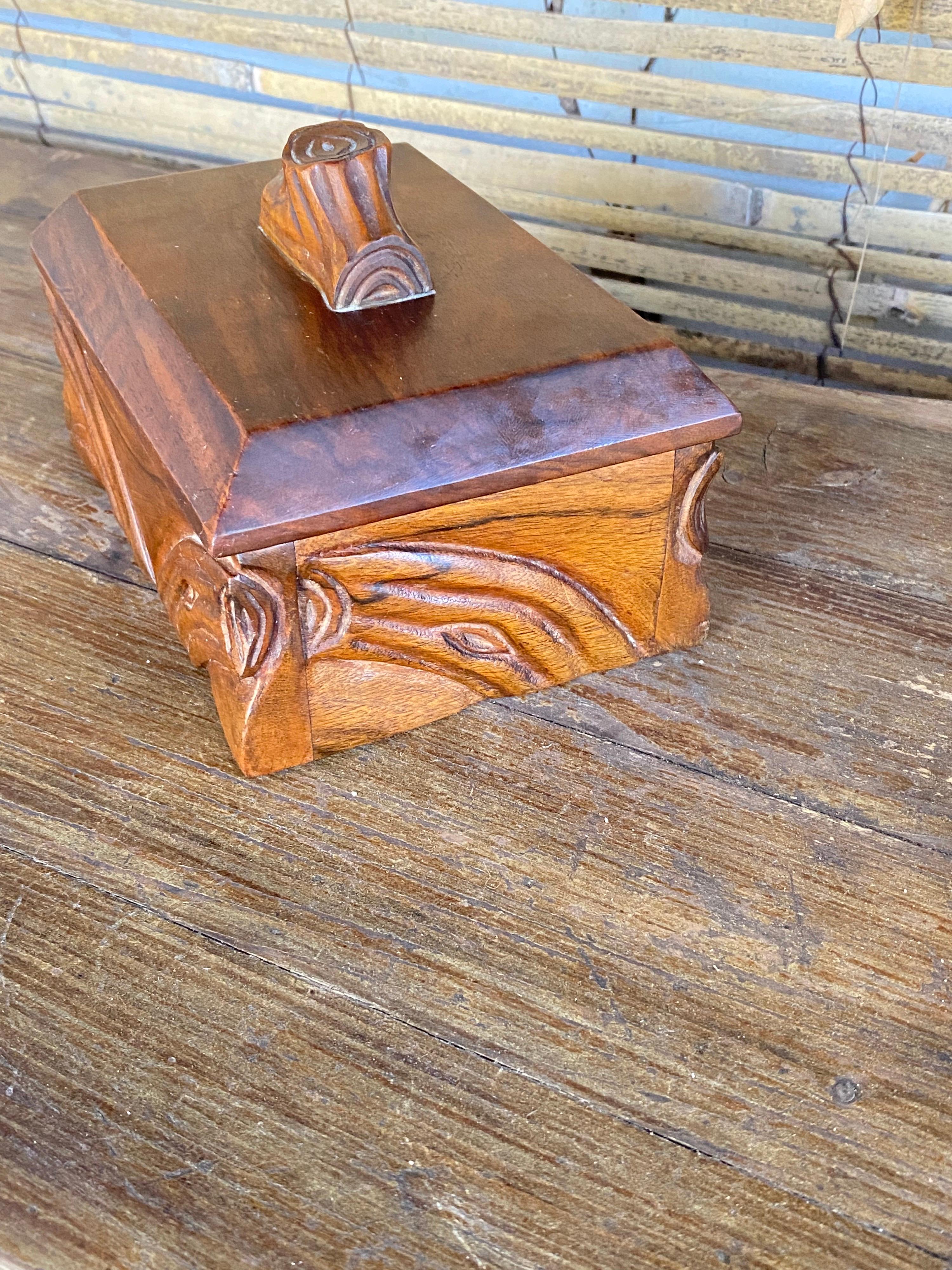 Box aus Holz im Art nouveau-Stil Frankreich 1920, signiert im Angebot 8
