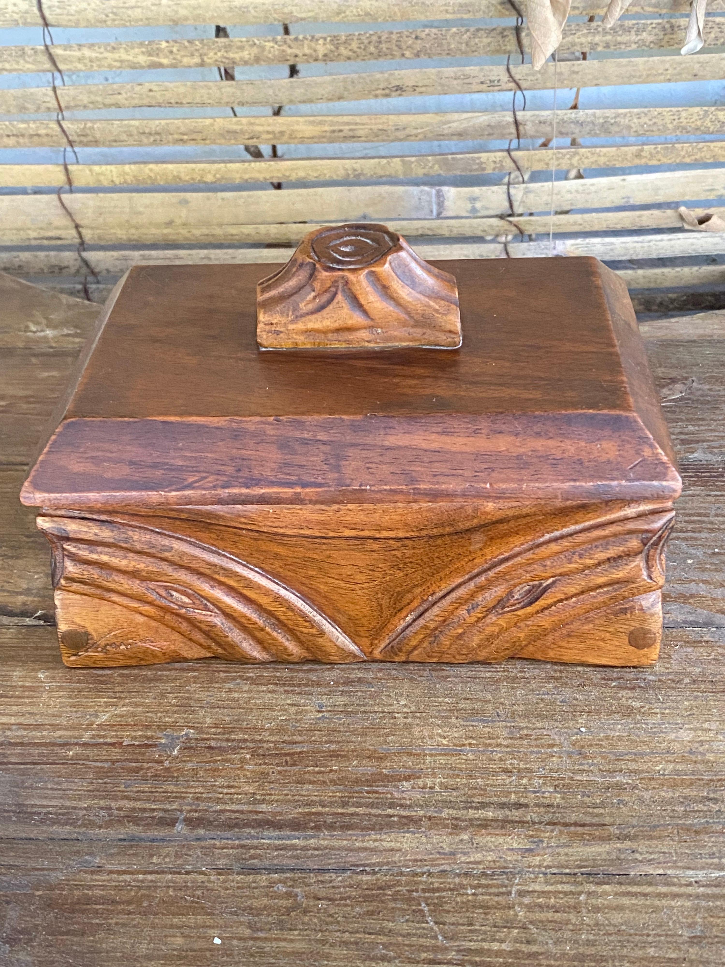 Box aus Holz im Art nouveau-Stil Frankreich 1920, signiert im Angebot 9