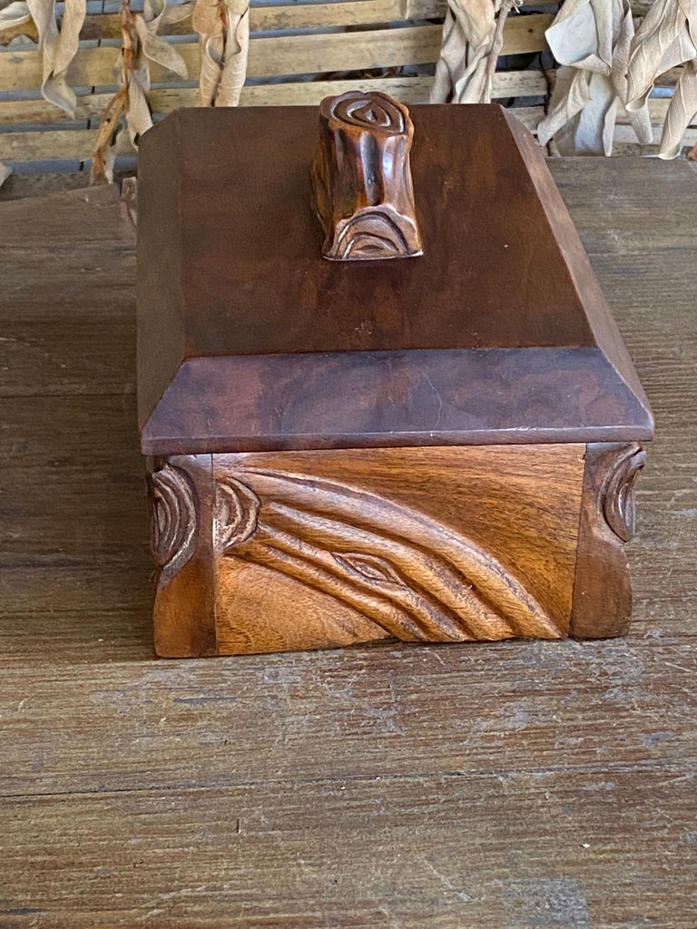This box is signed by a French artist: L.Maire. It has been made around 1920 in France. Typical of the Art nouveau style. It is in an excellent condition.