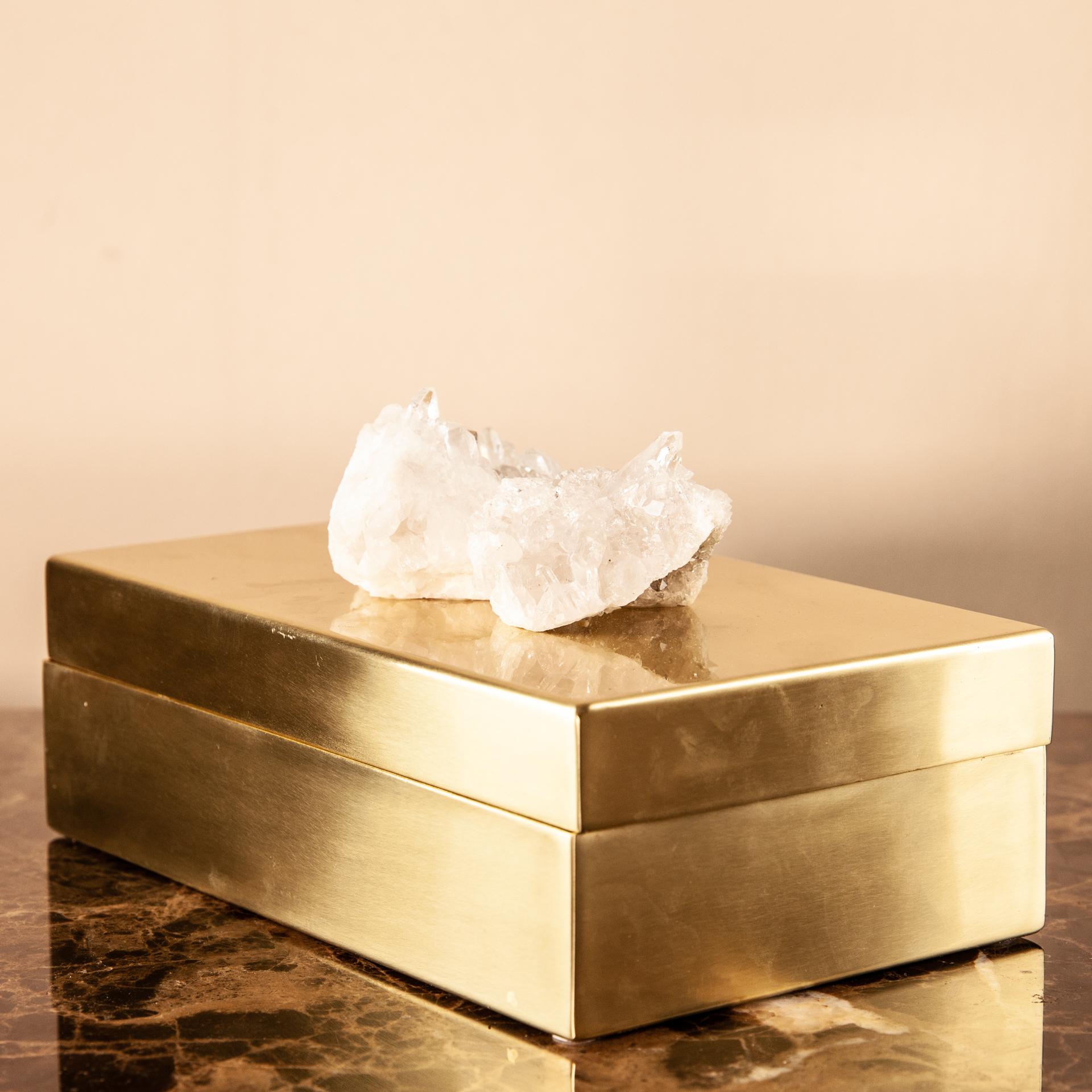 Box with real stones white quartz, in natural solid brass, lacquered
Made in Florence, Tuscany, by Selezioni Domus Firenze
Luxury forniture and fixtures for beautiful homes
see photos of details
Reference: FL0364/QUA
Dimensioni: 
- Profondità