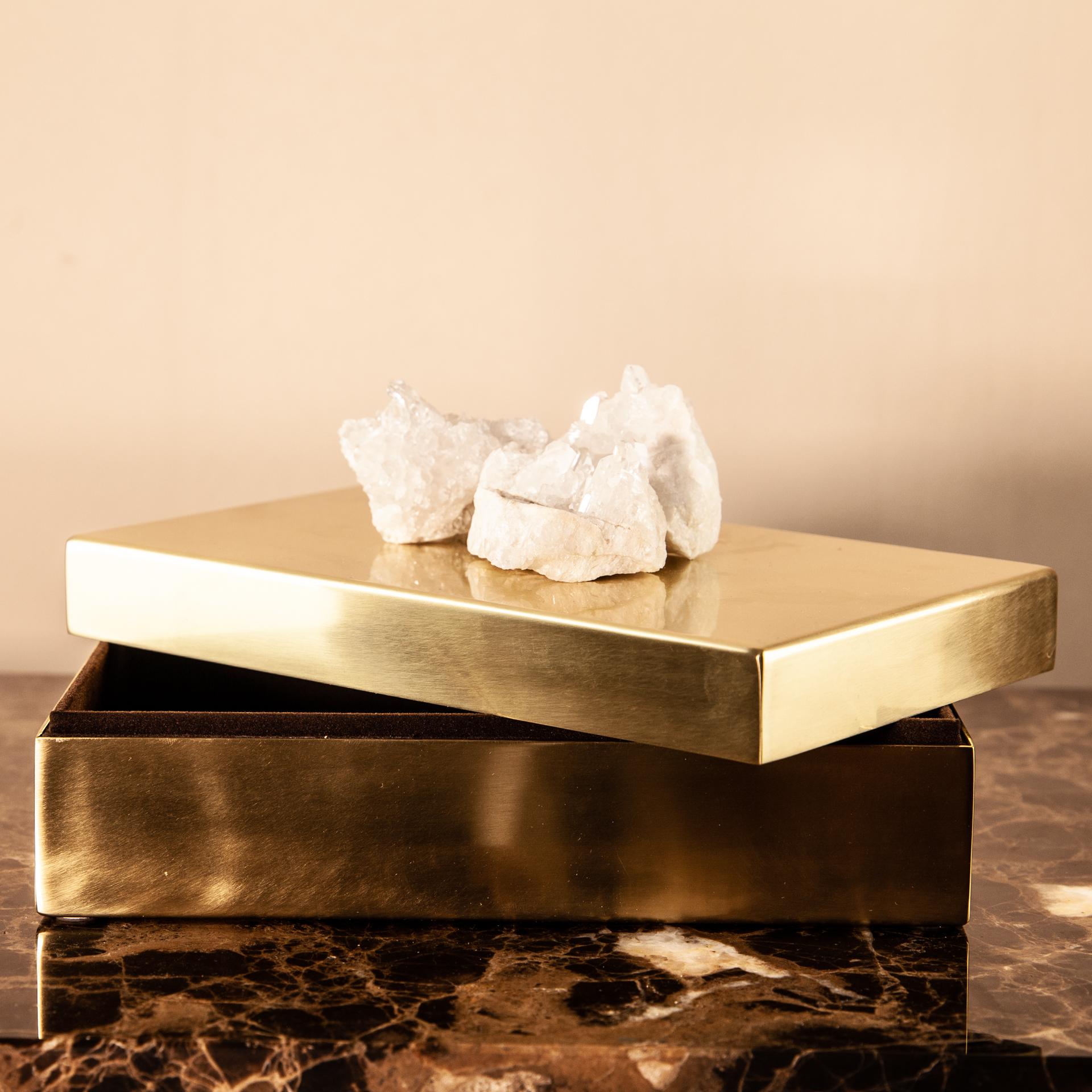 Box Is Solid Brass with Quartz Minerals Decorative Elements In New Condition For Sale In Scandicci, Florence
