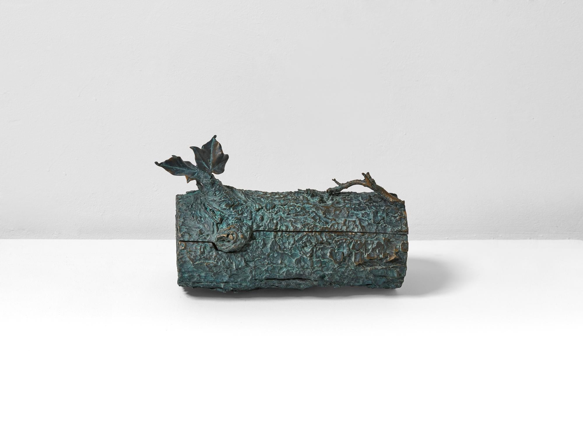 Bronze box with a dark green patina. Gilded patina inside.
Joy de Rohan Chabot, chooses the secret of each box, here a green fog.
Three finishes are available for the inside of the boxes : gold, silver and palladium. Each edition is limited to 8