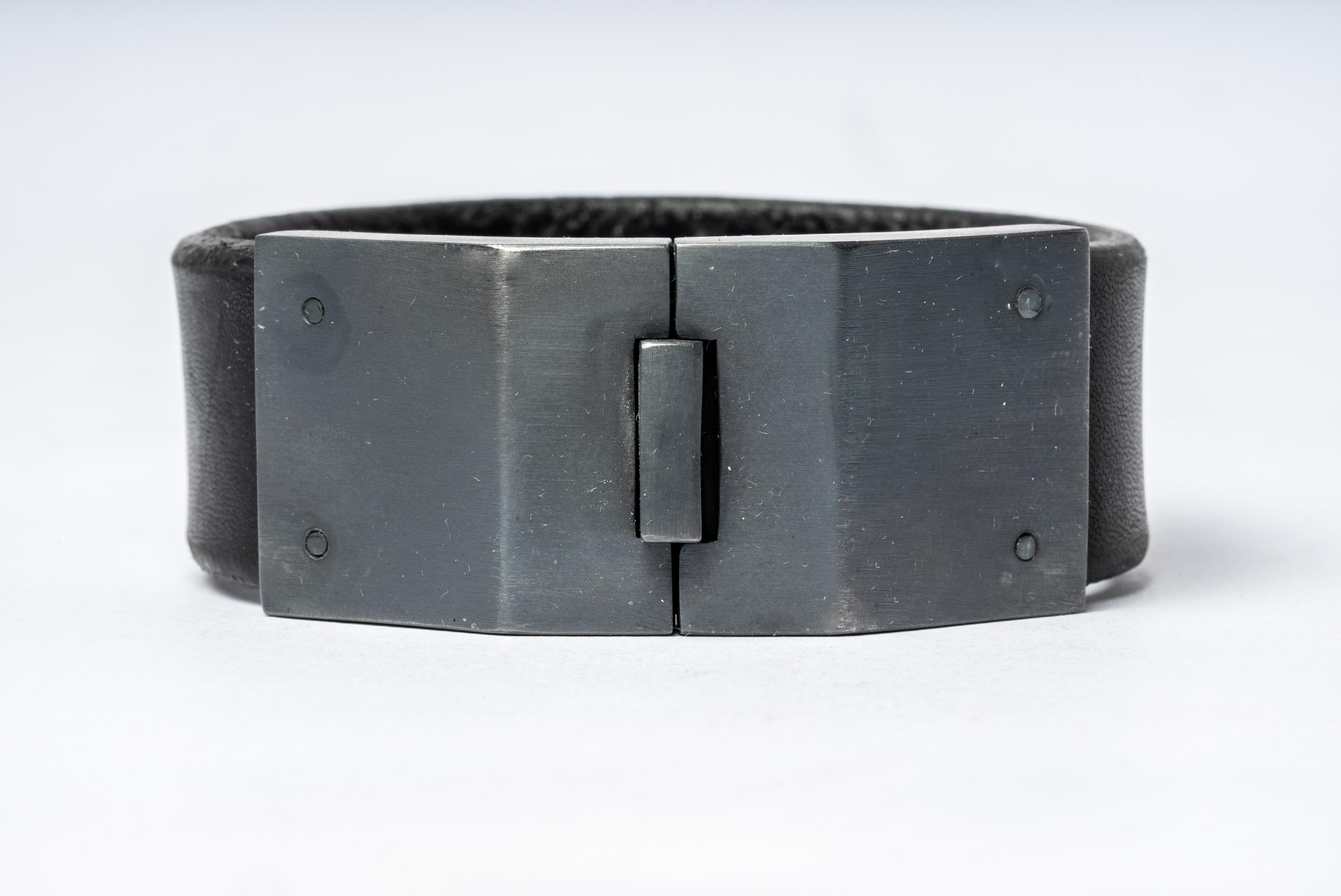 Box Lock Bracelet (Facet, Narrow, BLK+KA) In New Condition For Sale In Paris, FR