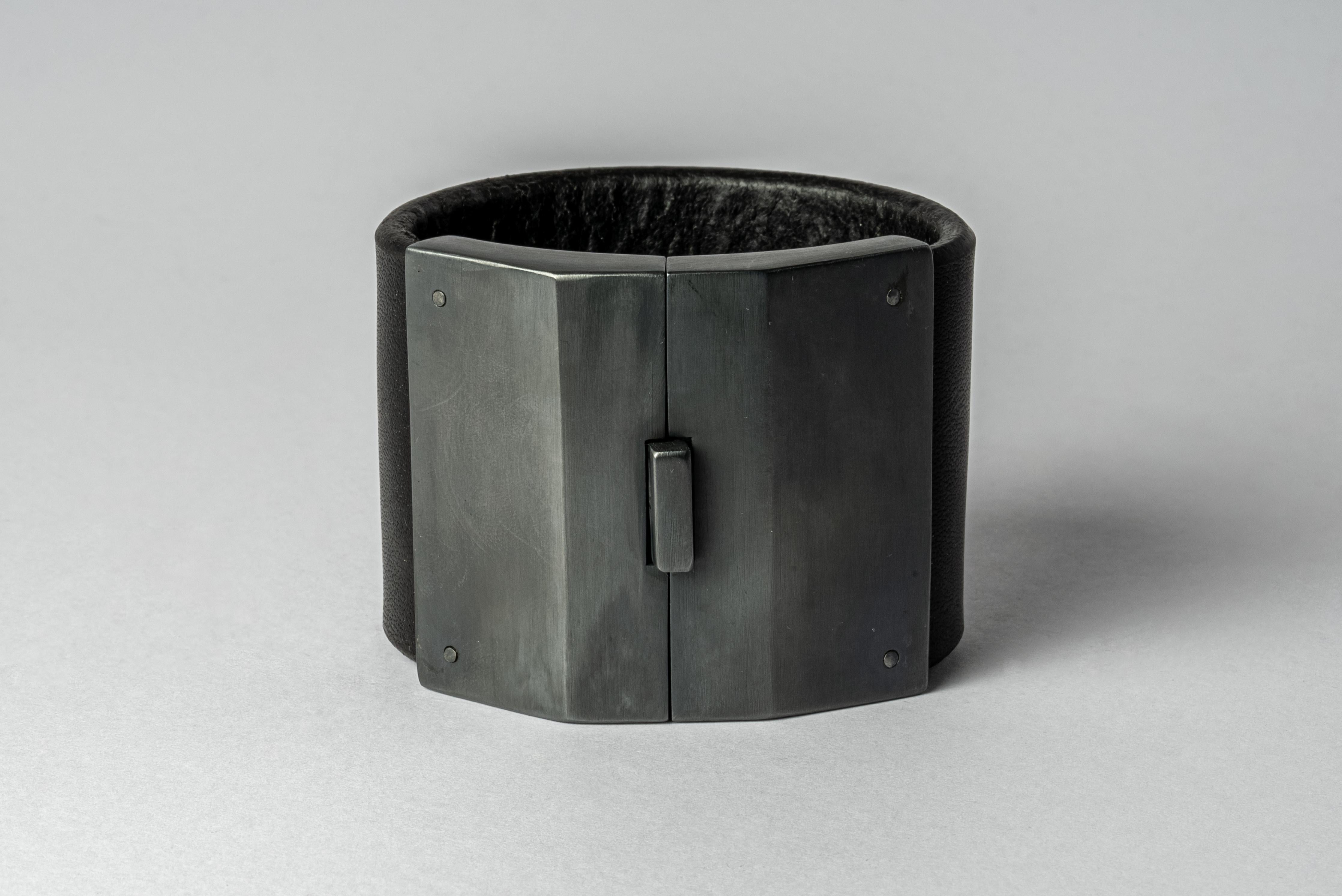 Box Lock Bracelet (Facet, Wide, BLK+KA) In New Condition For Sale In Paris, FR