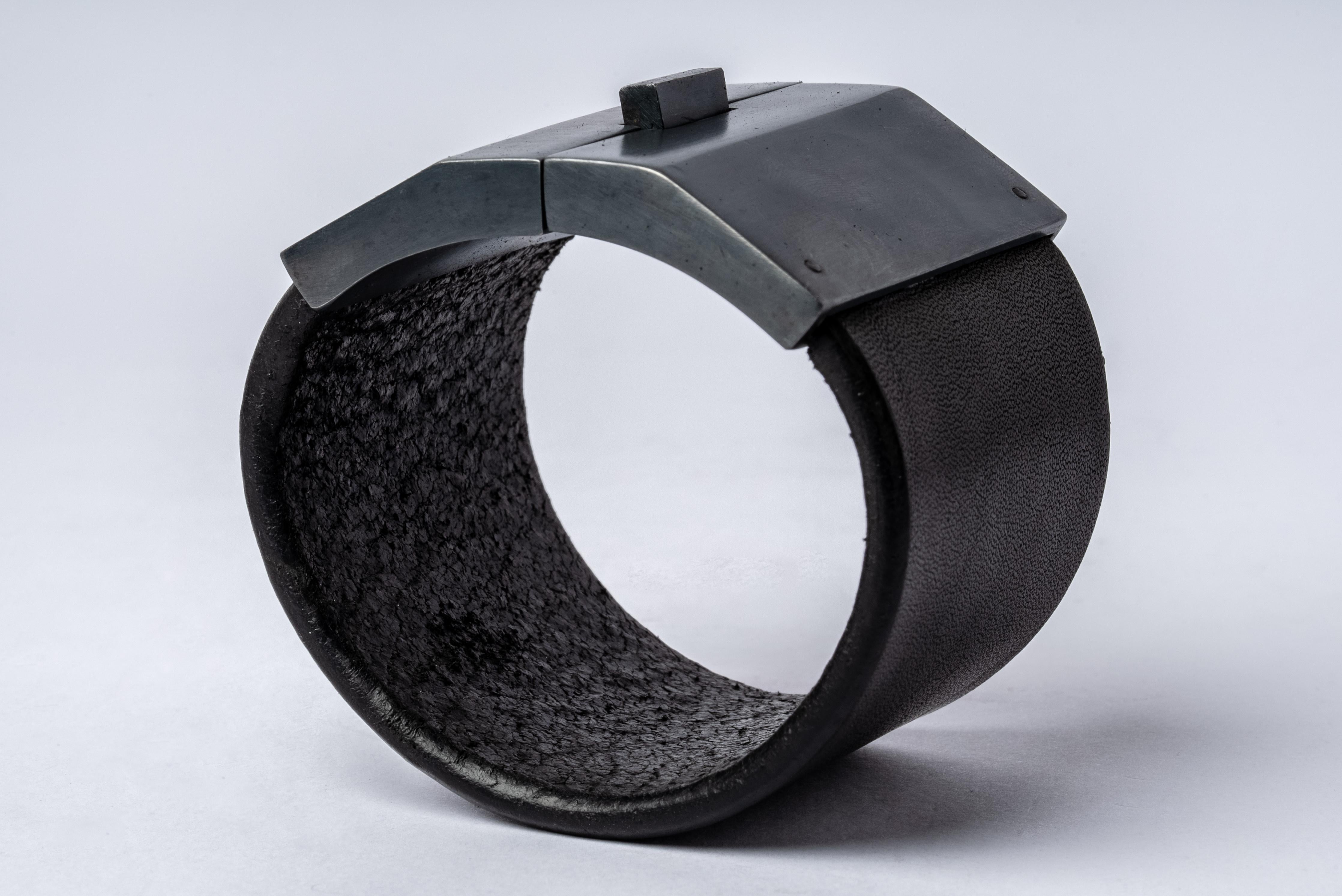 Bracelet en cuir de buffle noir et laiton argenté oxydé. Cette finition peut s'estomper avec le temps, ce qui peut être considéré comme une amélioration. Veuillez noter que l'argent noir a tendance à paraître plus foncé sur les photos que dans la