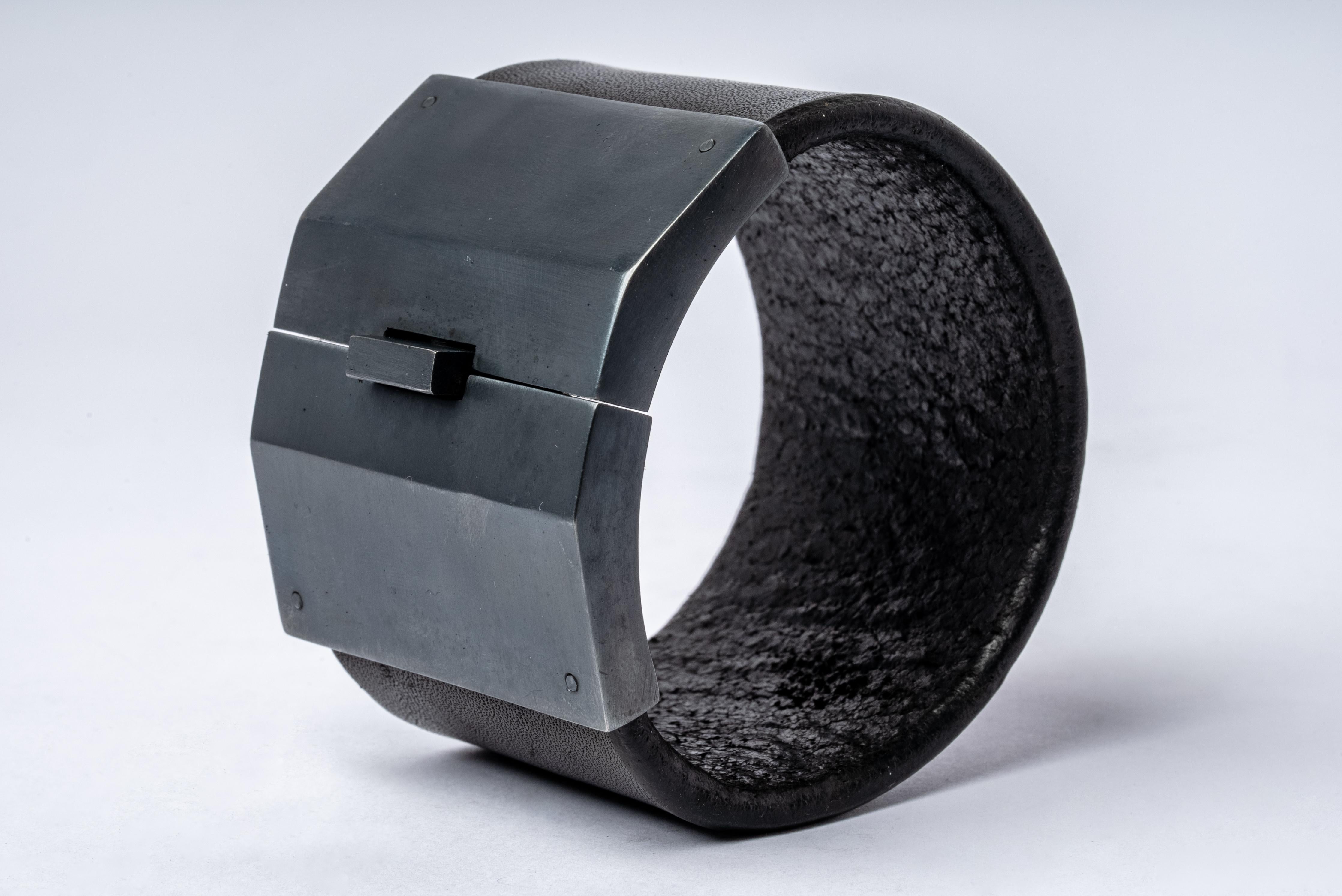 Box Lock Bracelet (Facet, Wide, BLK+KAS) In New Condition For Sale In Paris, FR