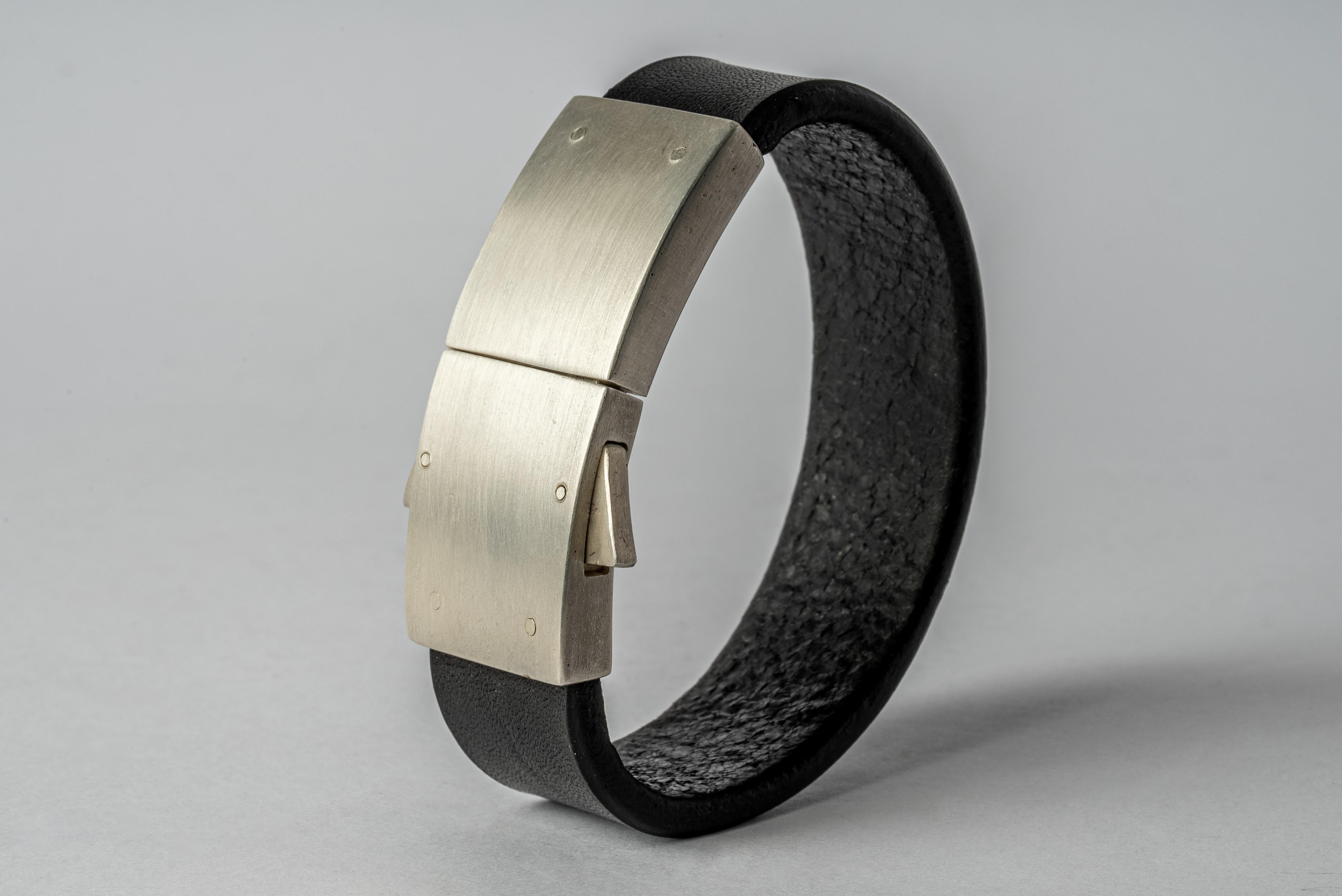 Bracelet in black buffalo leather and acid treated silver plated brass.
Dimensions
Bracelet width: 25 mm
Weight: 50 grams