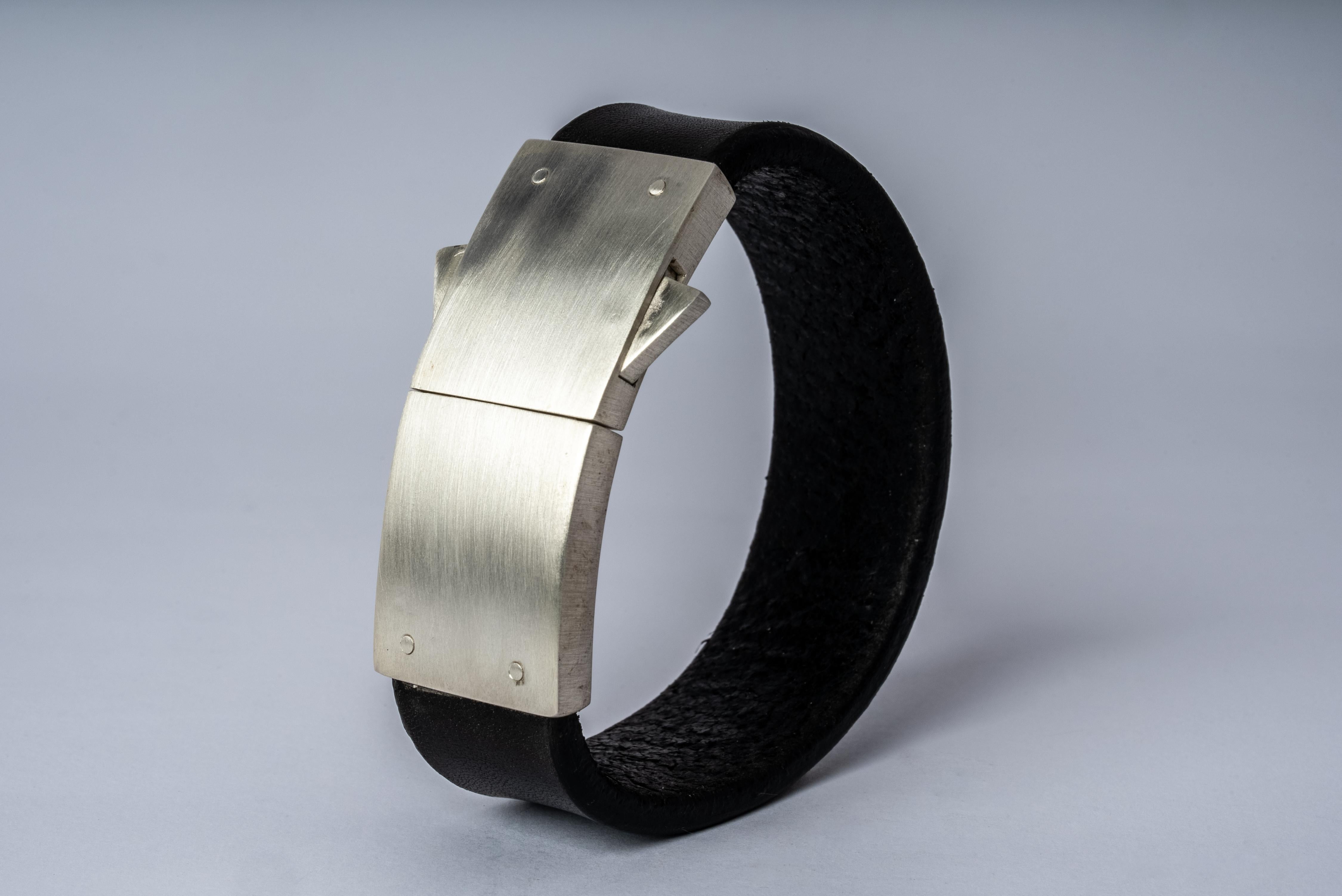 Bracelet in black buffalo leather and matte sterling silver. Sterling silver sanded at 320 grit.
Dimension of Bracelet Width: 25 mm.