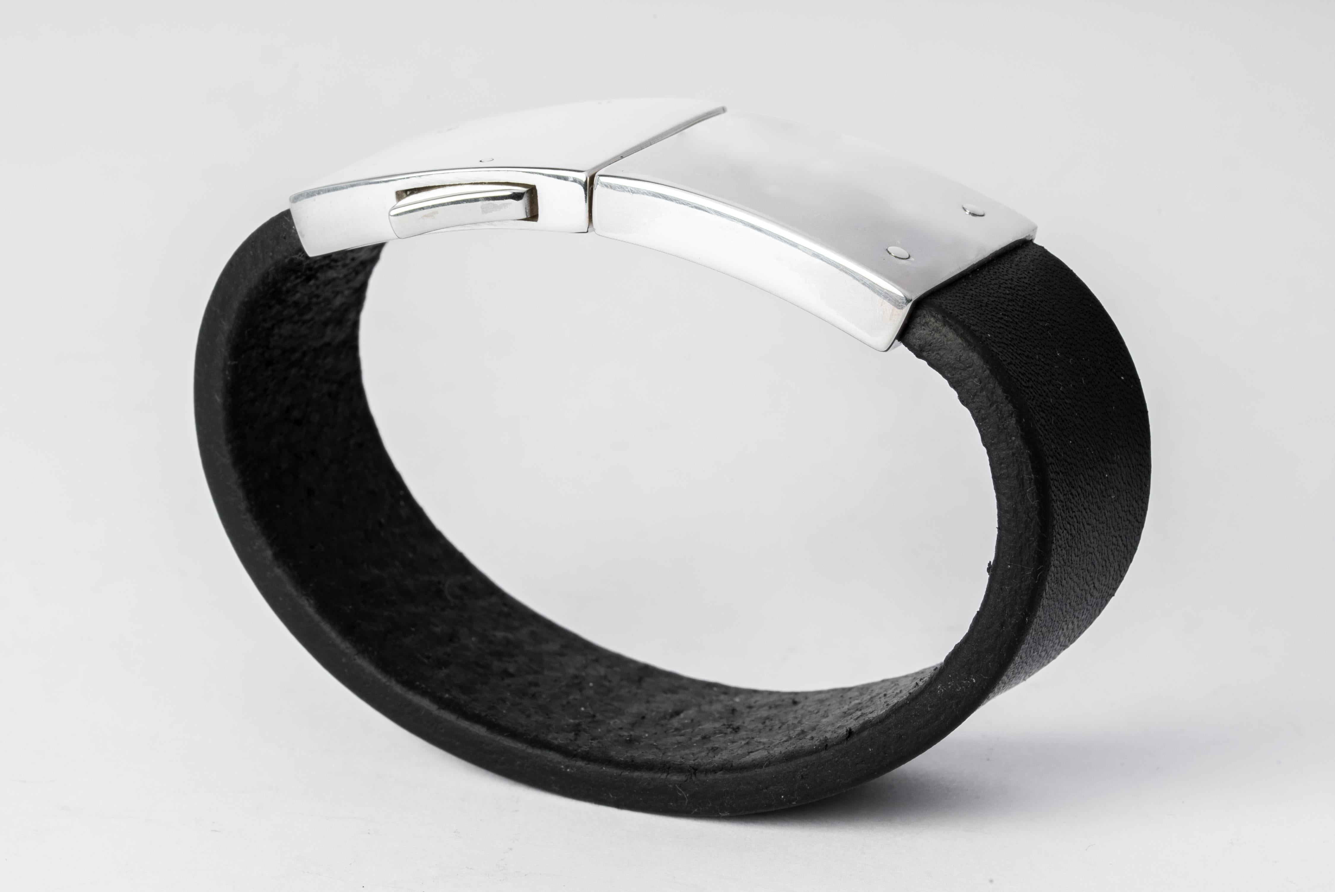 Bracelet en cuir de buffle noir et argent sterling poli.
Dimensions :
Largeur du bracelet : 25 mm
Poids : 80 grammes