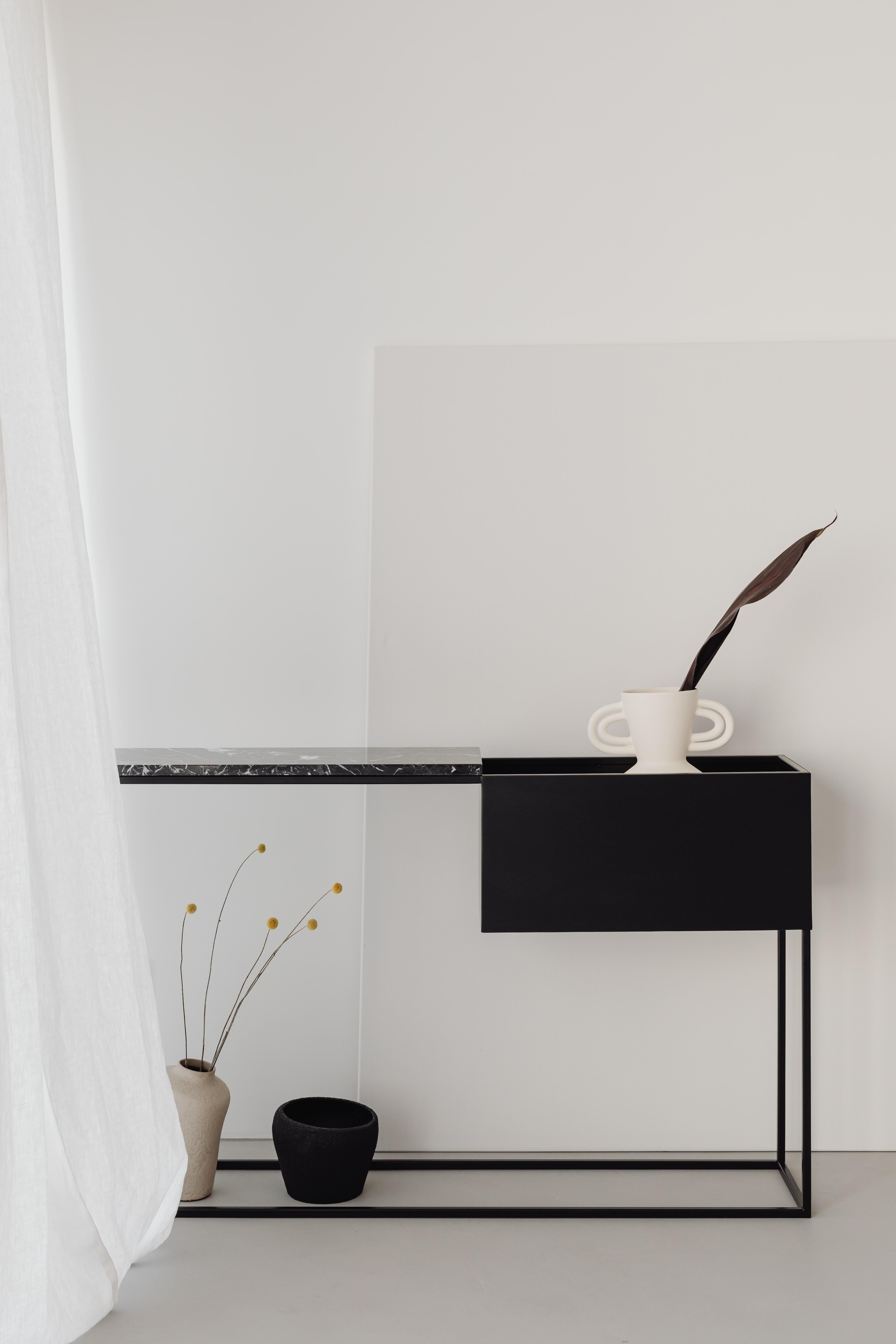 BOX MAXI is a fine example of ingenious modern design. It will be a great choice for your hall, living room or bedroom. It offers a very functional combination of the marble top and lowered shelf – two different, complementary surfaces. The frame