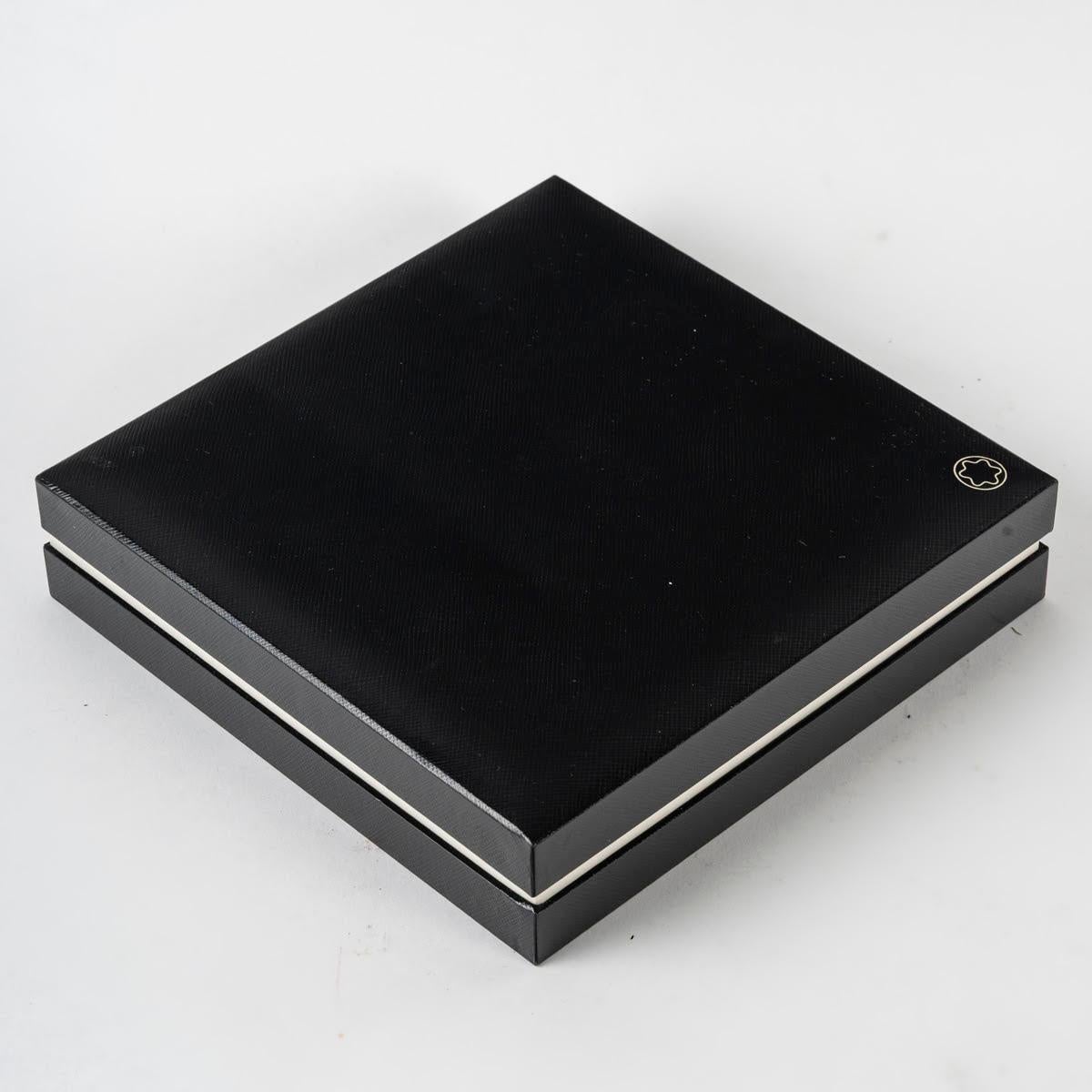 Caja, joyero Mont Blanc, 1990.

Estuche, joyero Mont Blanc, muy buen estado, caja, hacia 1990.
Alto: 4 cm, Largo: 17 cm, Profundo: 17 cm