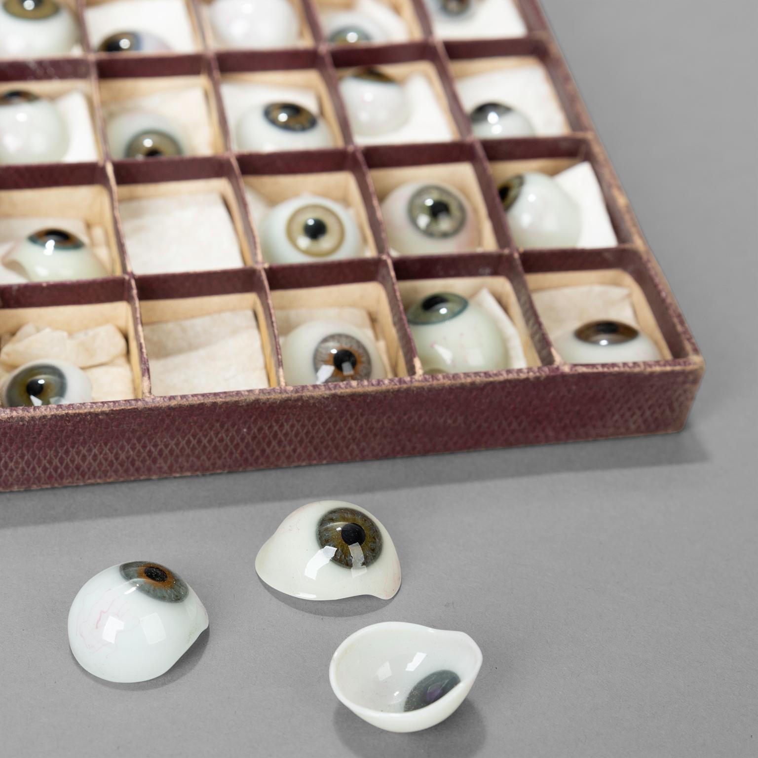 Box of 50 Blown Glass Eyes, circa 1920 In Good Condition In Saint-Ouen, FR