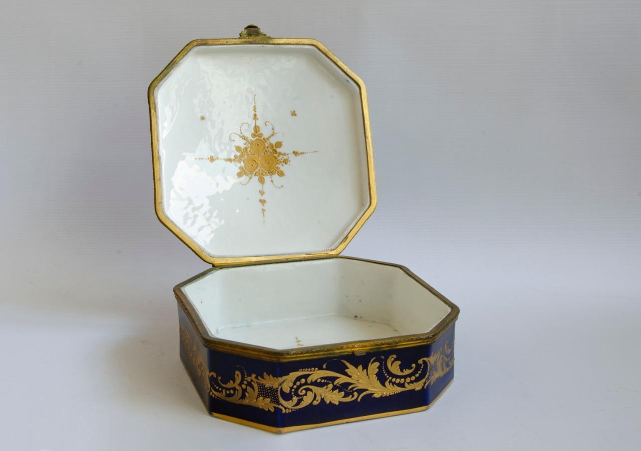 sevres box
circa 1900
perfect state
cobalt blue with gold hand painted
origin france.
The Manufacture nationale de Sèvres is one of the most important and well-known European madame-de-pompadour porcelain factories in Europe. It is founded in the