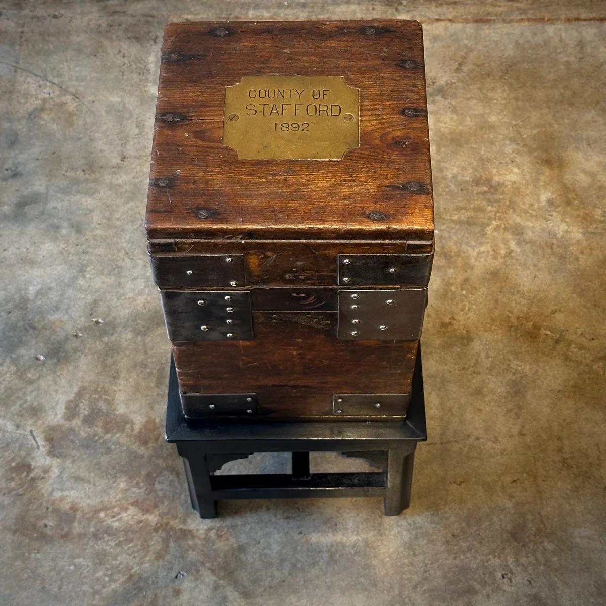 Box on Stand Side Table In Good Condition For Sale In Los Angeles, CA