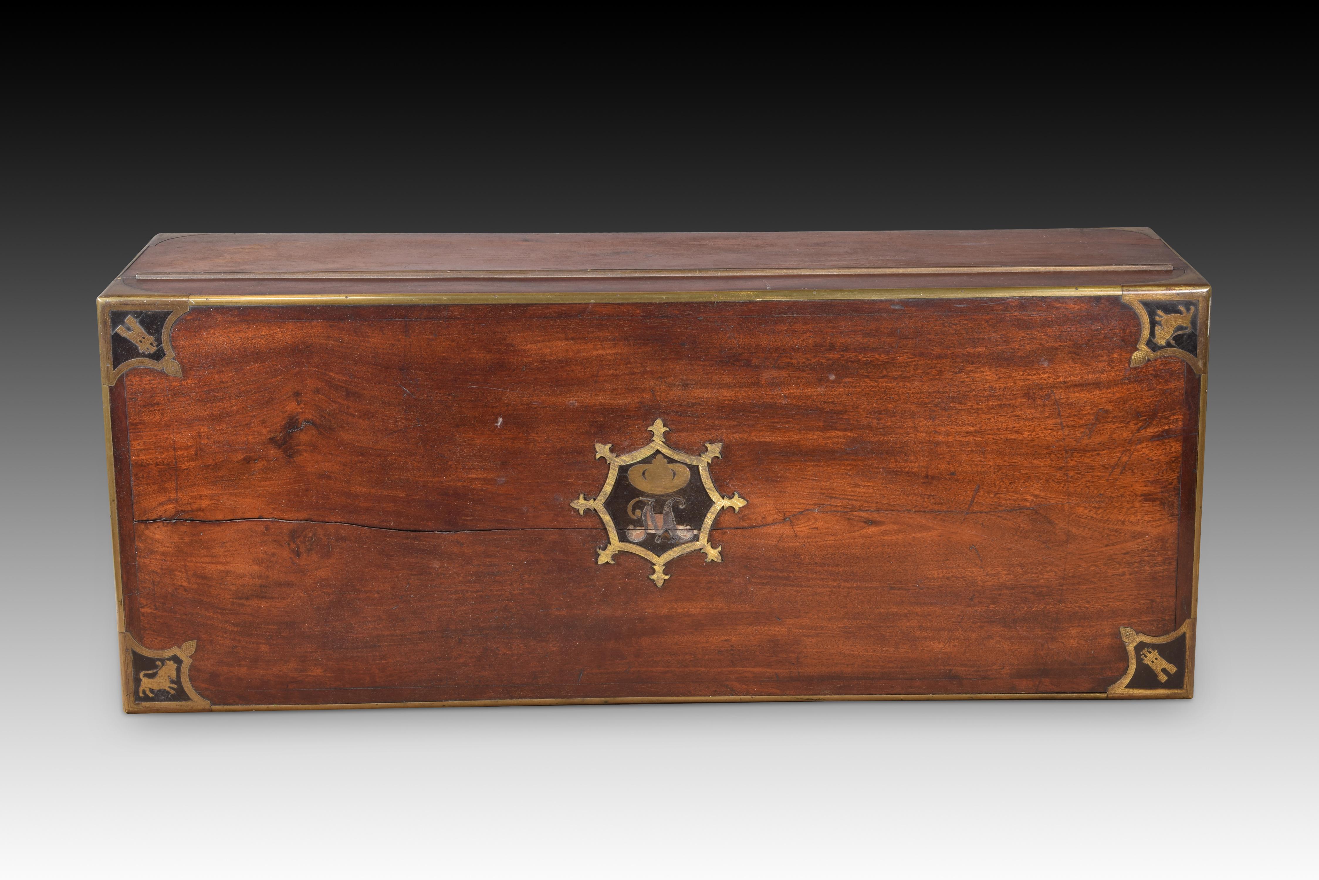 Box or casket with royal monogram. Mahogany wood, metal. Spain, 19th century. For Sale 3