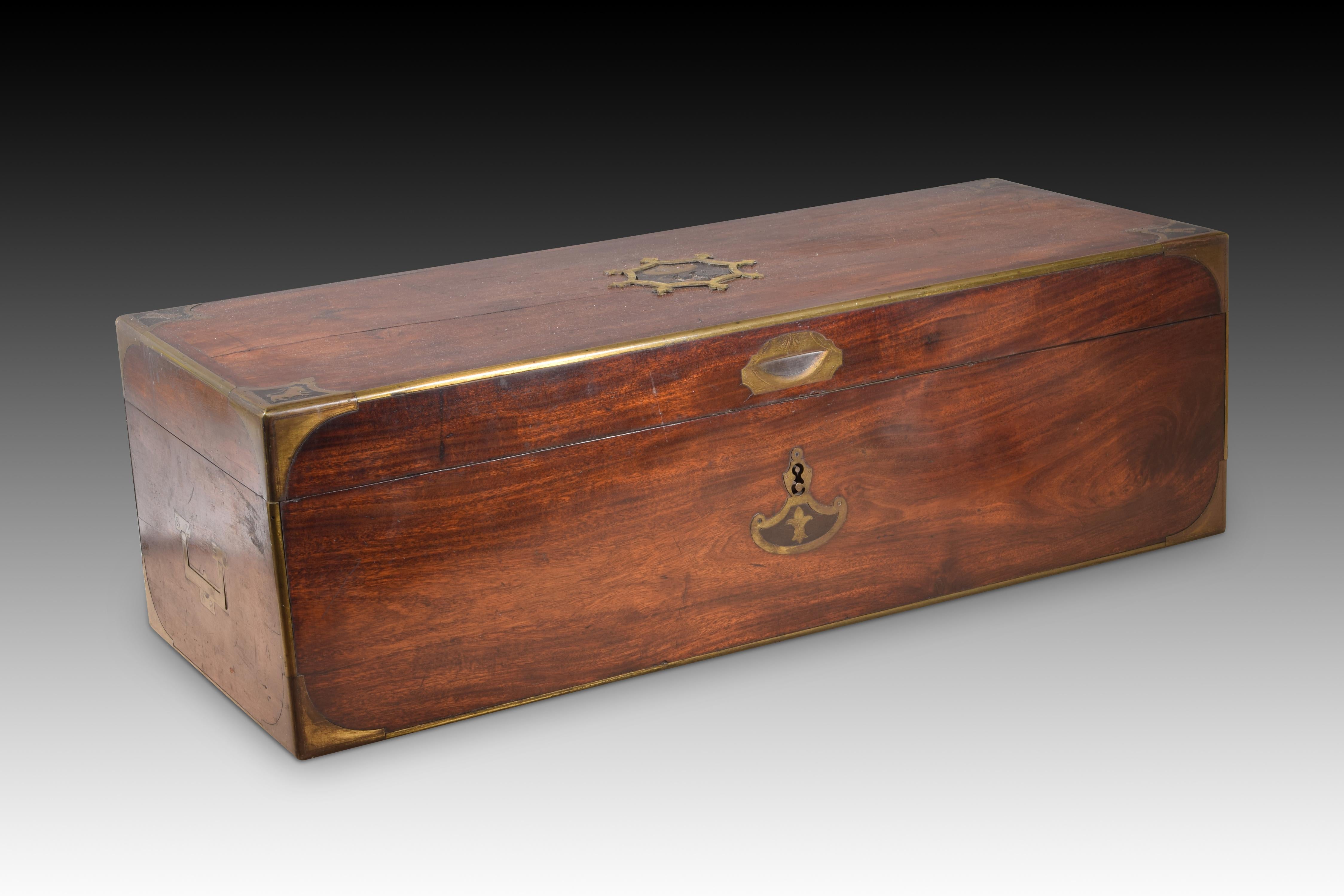 Box or casket with royal monogram. Mahogany wood, metal. Spain, 19th century. 
It has slight damage.
 Rectangular box with a flat lid and key hole on the front decorated with metal applications on the corners, edges, handles, etc. Under the key hole