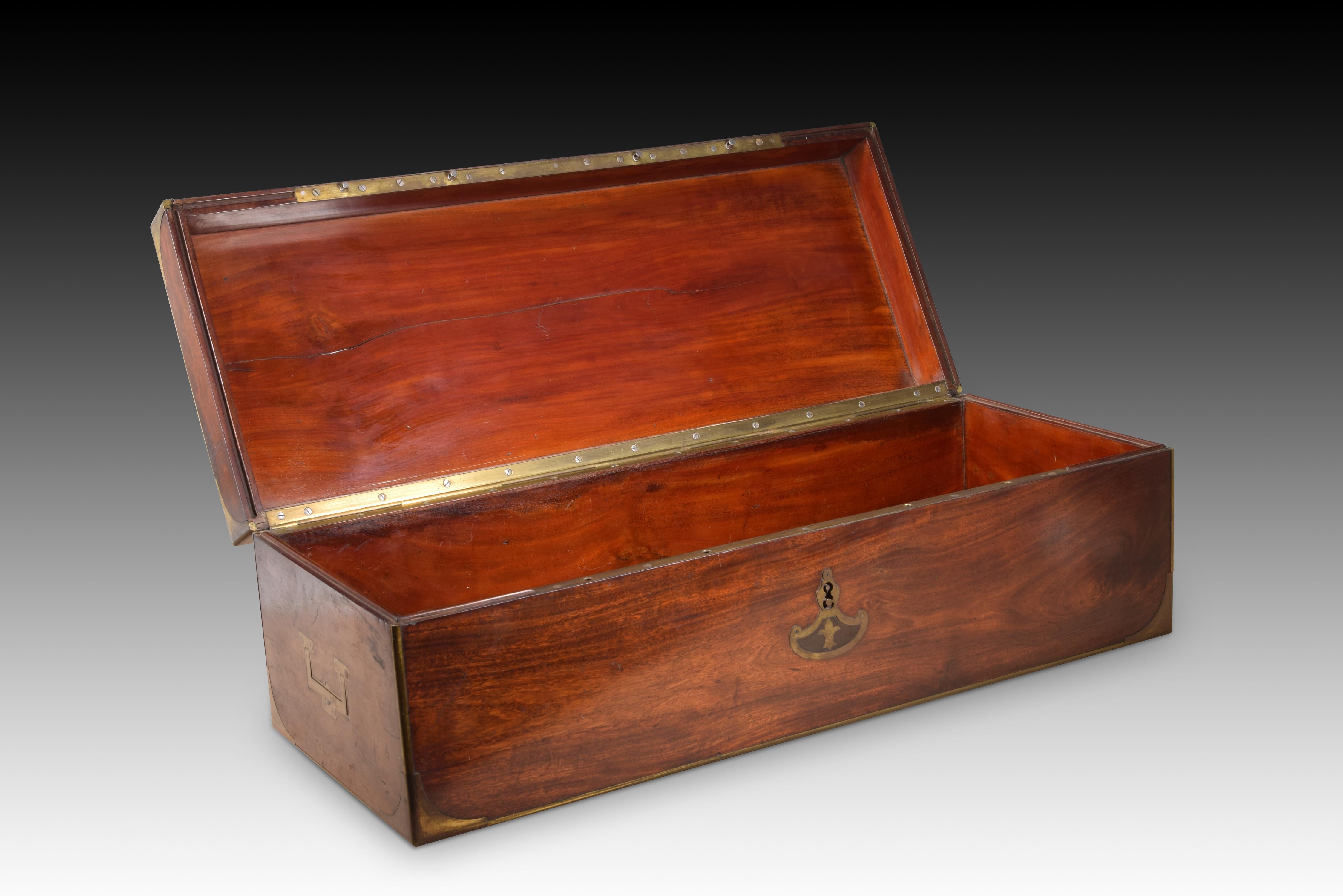 European Box or casket with royal monogram. Mahogany wood, metal. Spain, 19th century. For Sale