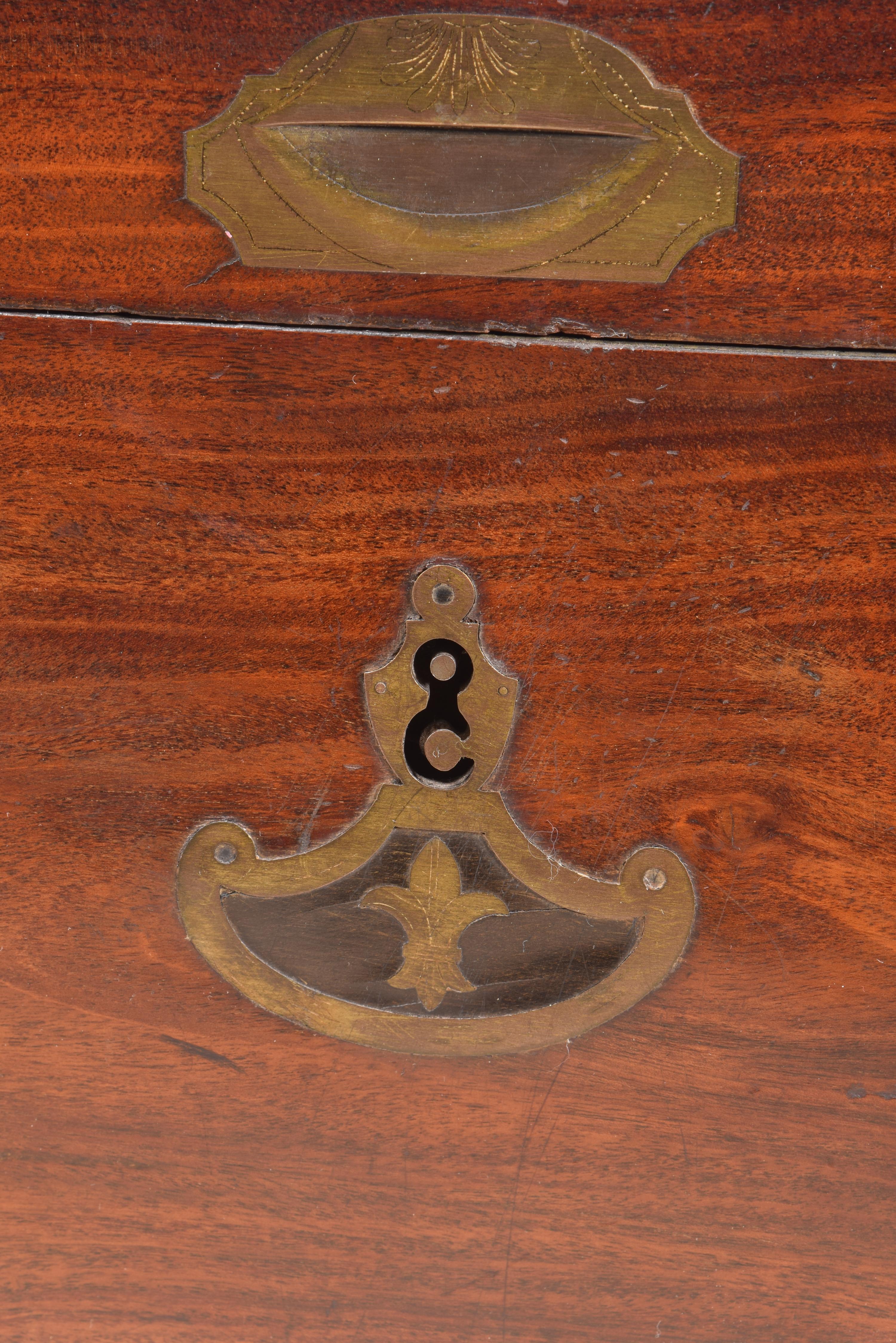 XIXe siècle Boîte ou coffret avec monogramme royal. Bois d'acajou, métal. Espagne, 19e siècle. en vente