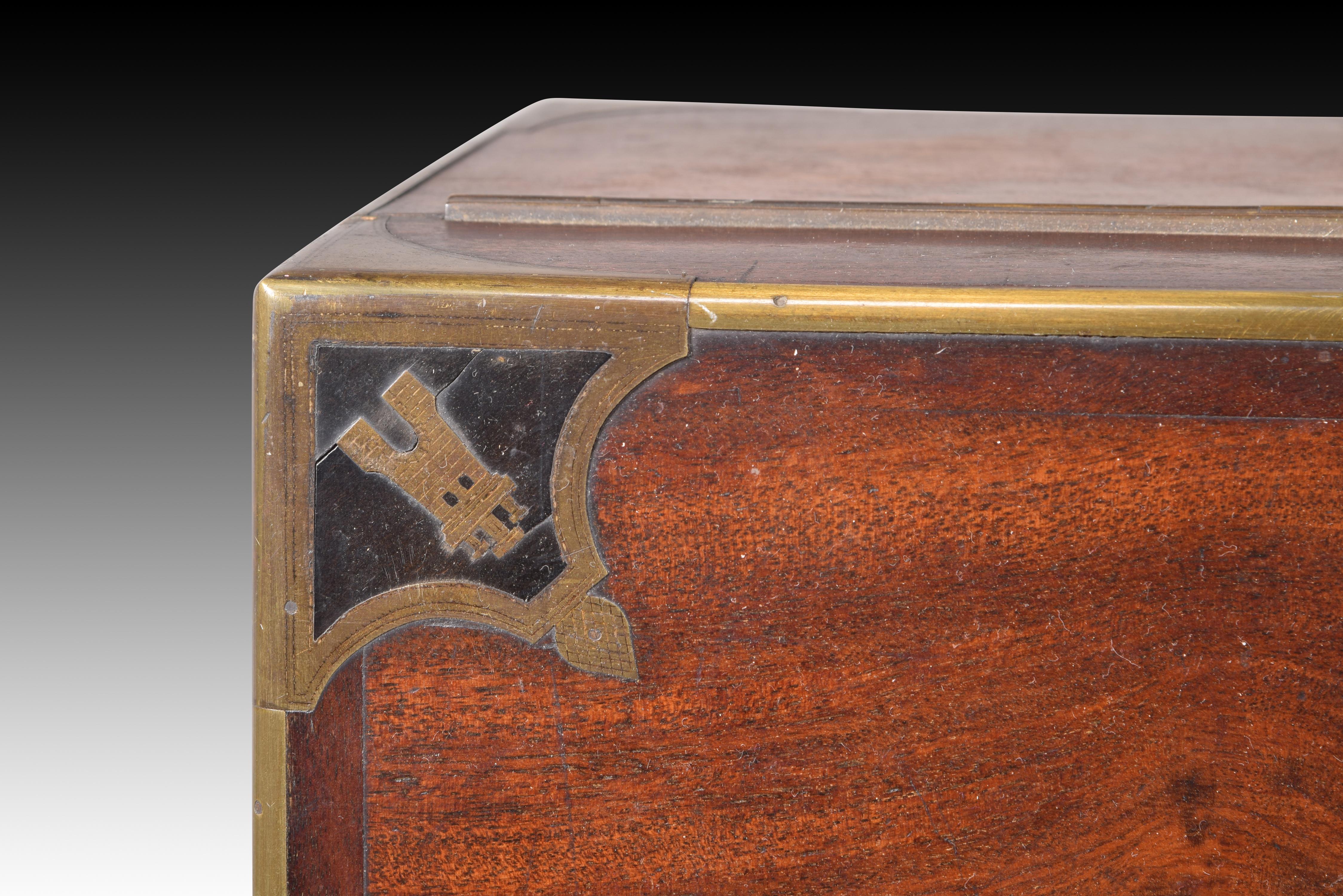 Boîte ou coffret avec monogramme royal. Bois d'acajou, métal. Espagne, 19e siècle. en vente 2