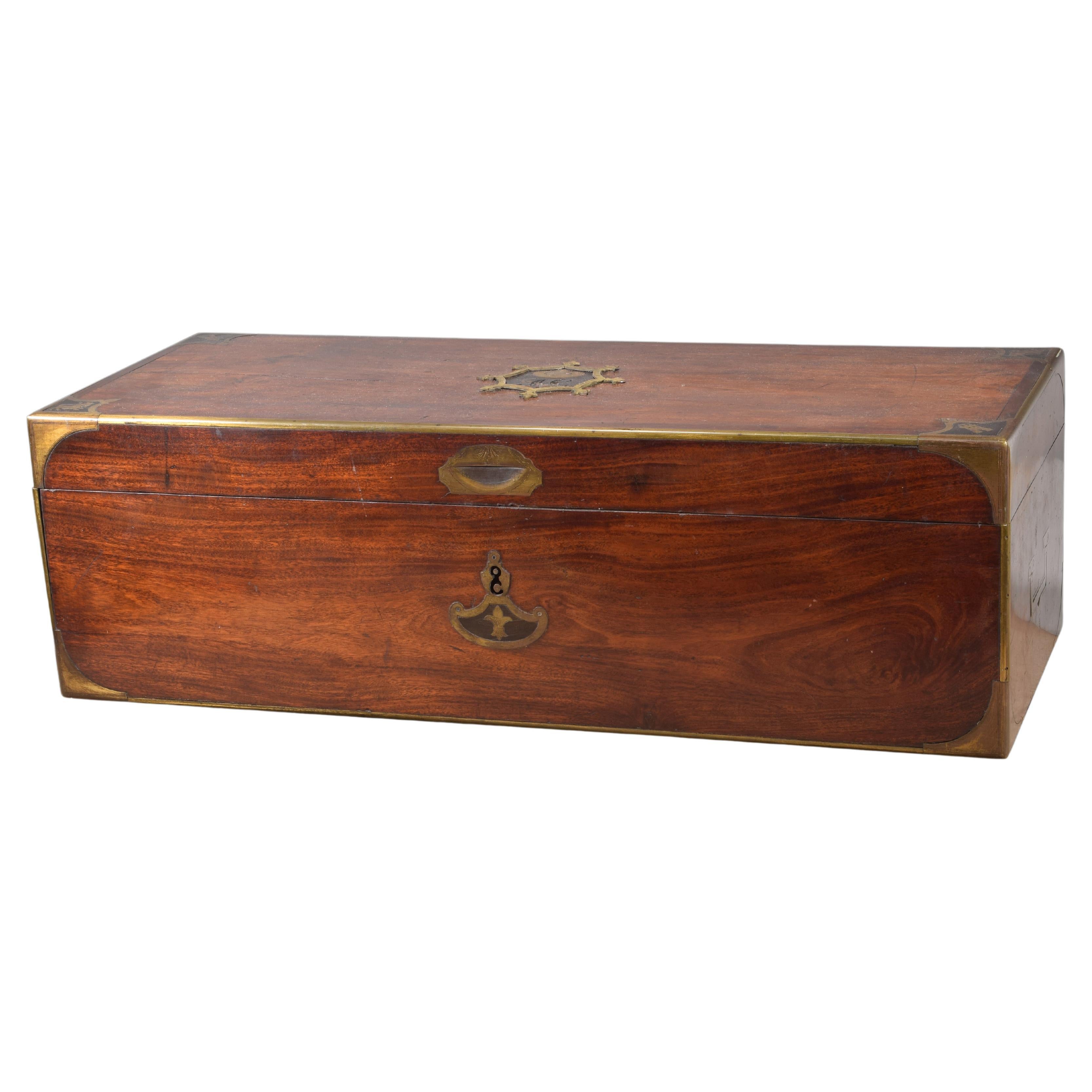 Boîte ou coffret avec monogramme royal. Bois d'acajou, métal. Espagne, 19e siècle. en vente