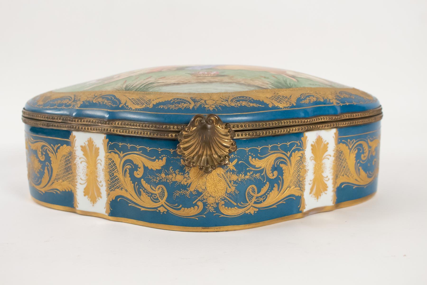 Box / Box porcelain, signed, decorated inside and outside, 19th century, original gilt bronze.
Measures: L 36cm, H 13cm, P 24cm.
