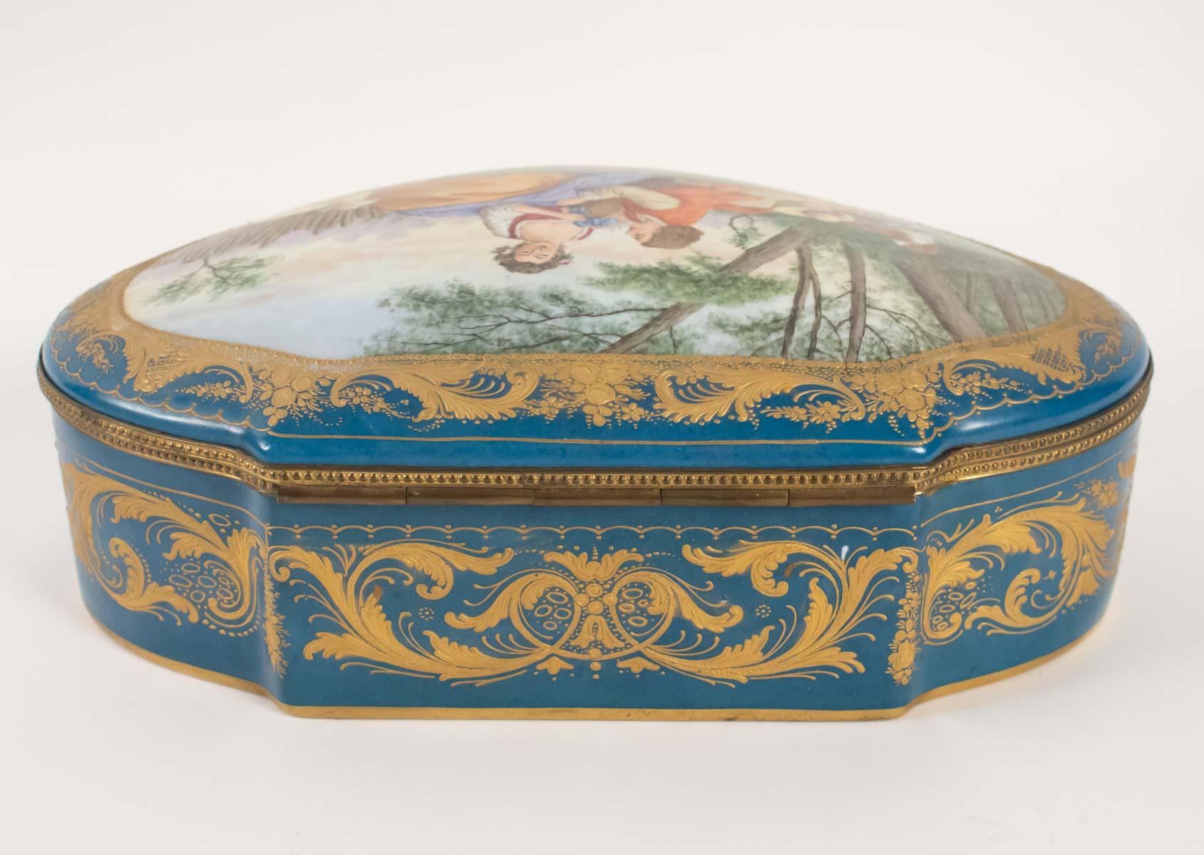 Box Porcelain, Signed, Decorated Inside and Outside, 19th Century In Good Condition In Saint-Ouen, FR