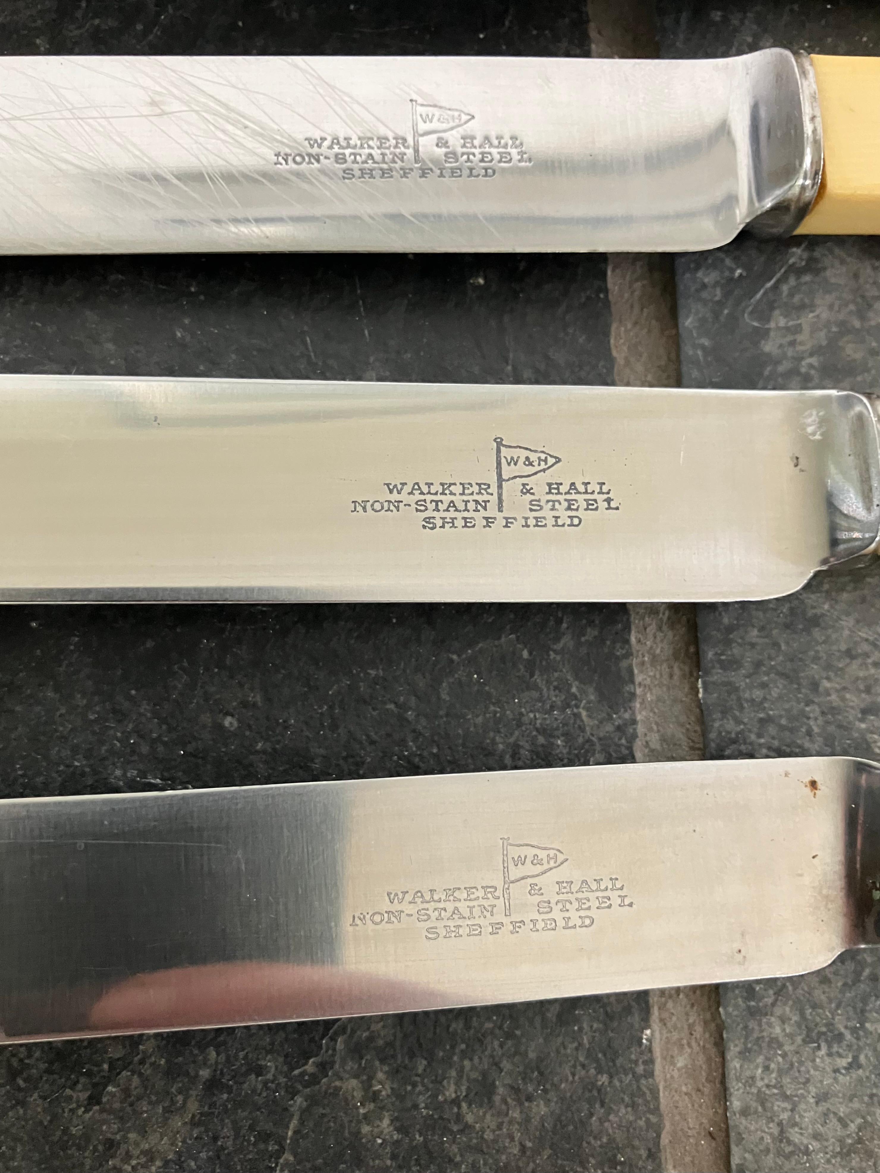 Box Set of English Silver Cutlery for Six In Good Condition For Sale In New York, NY